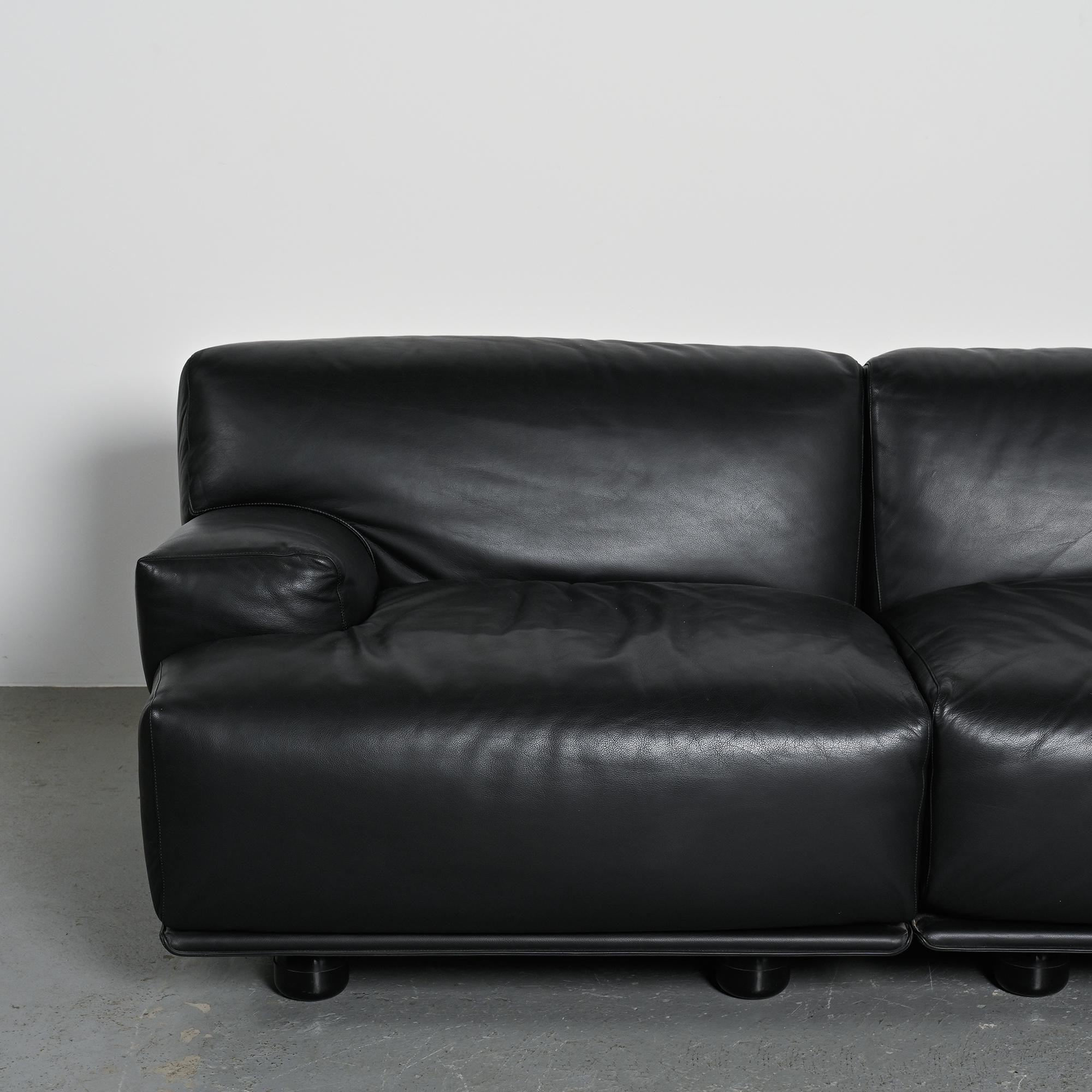 Modular canapé Fiandra in black leather, Vico Magistretti, Cassina, around 1980.