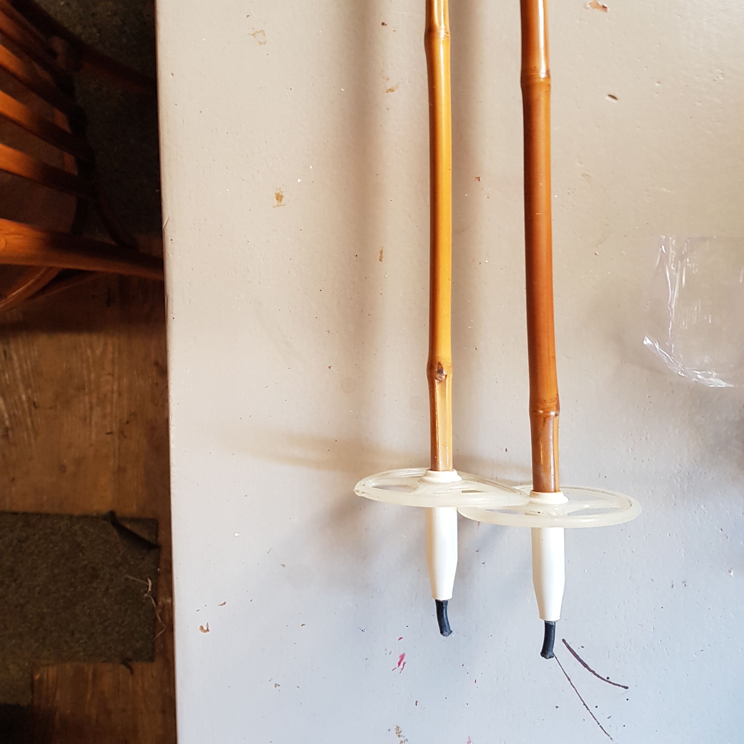 Ancien baton de ski annees 50-60 en bambou et cuir