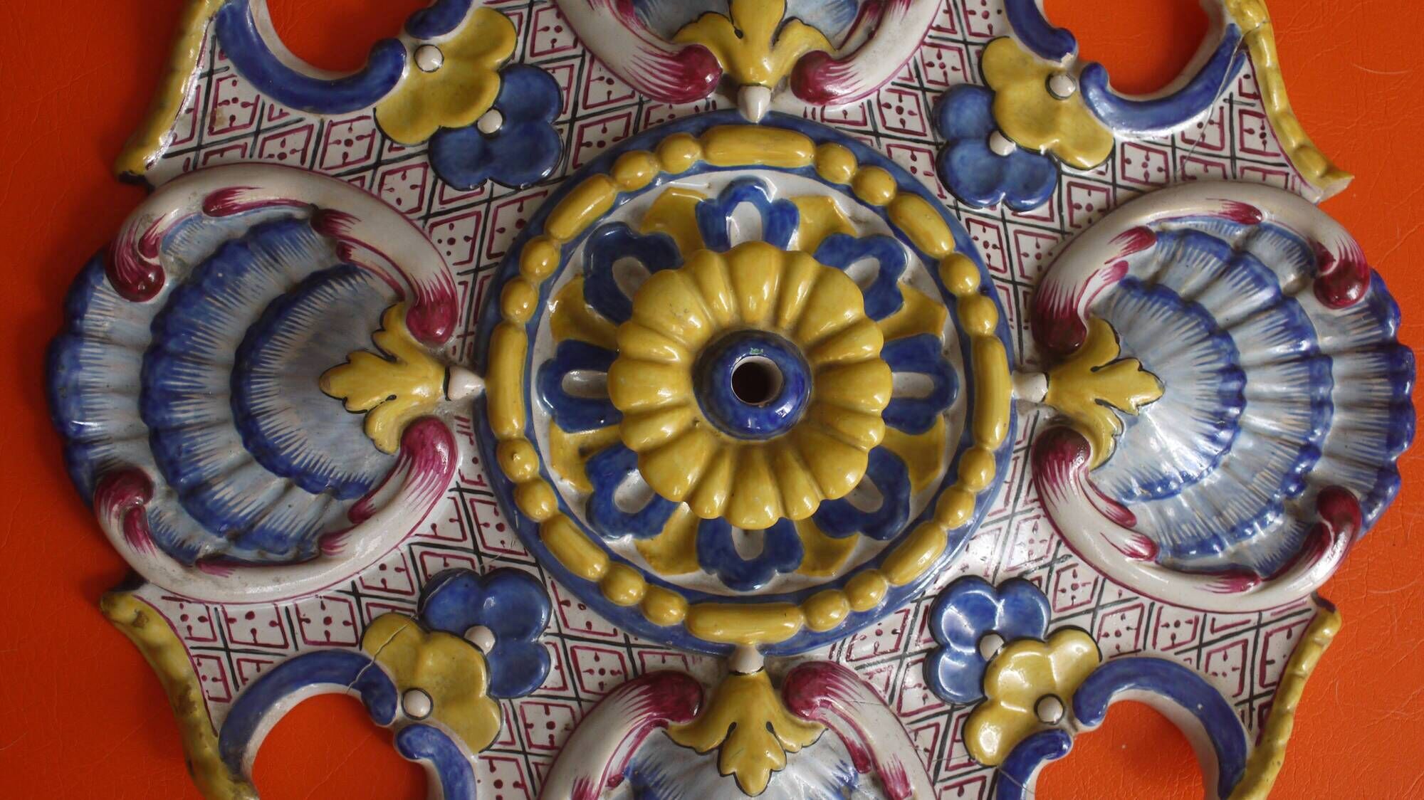 Ceiling light or rosette in enamelled ceramic from the end of the 19th century.