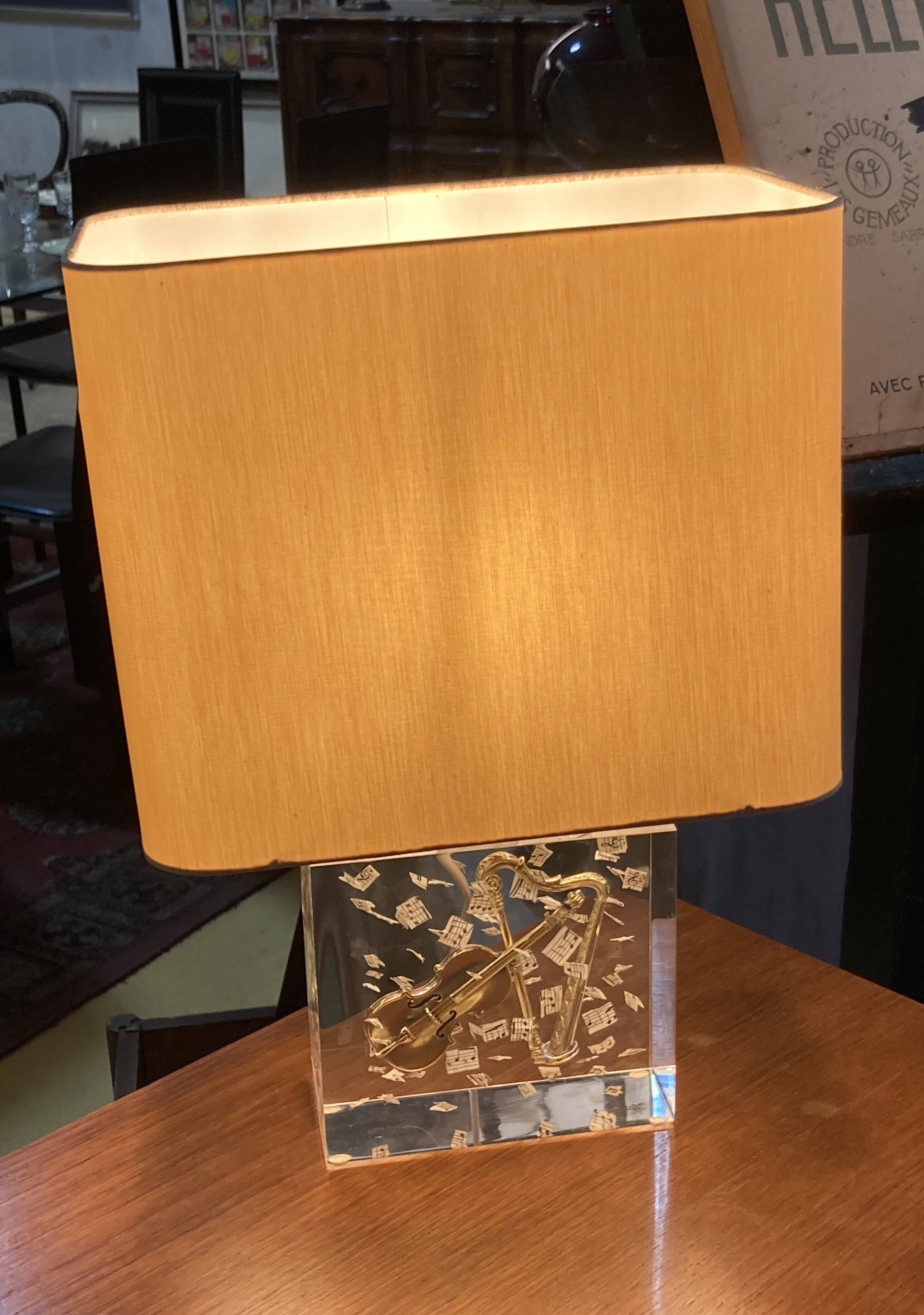 Lampe design Jean Giraudon à décor de harpe et de violon