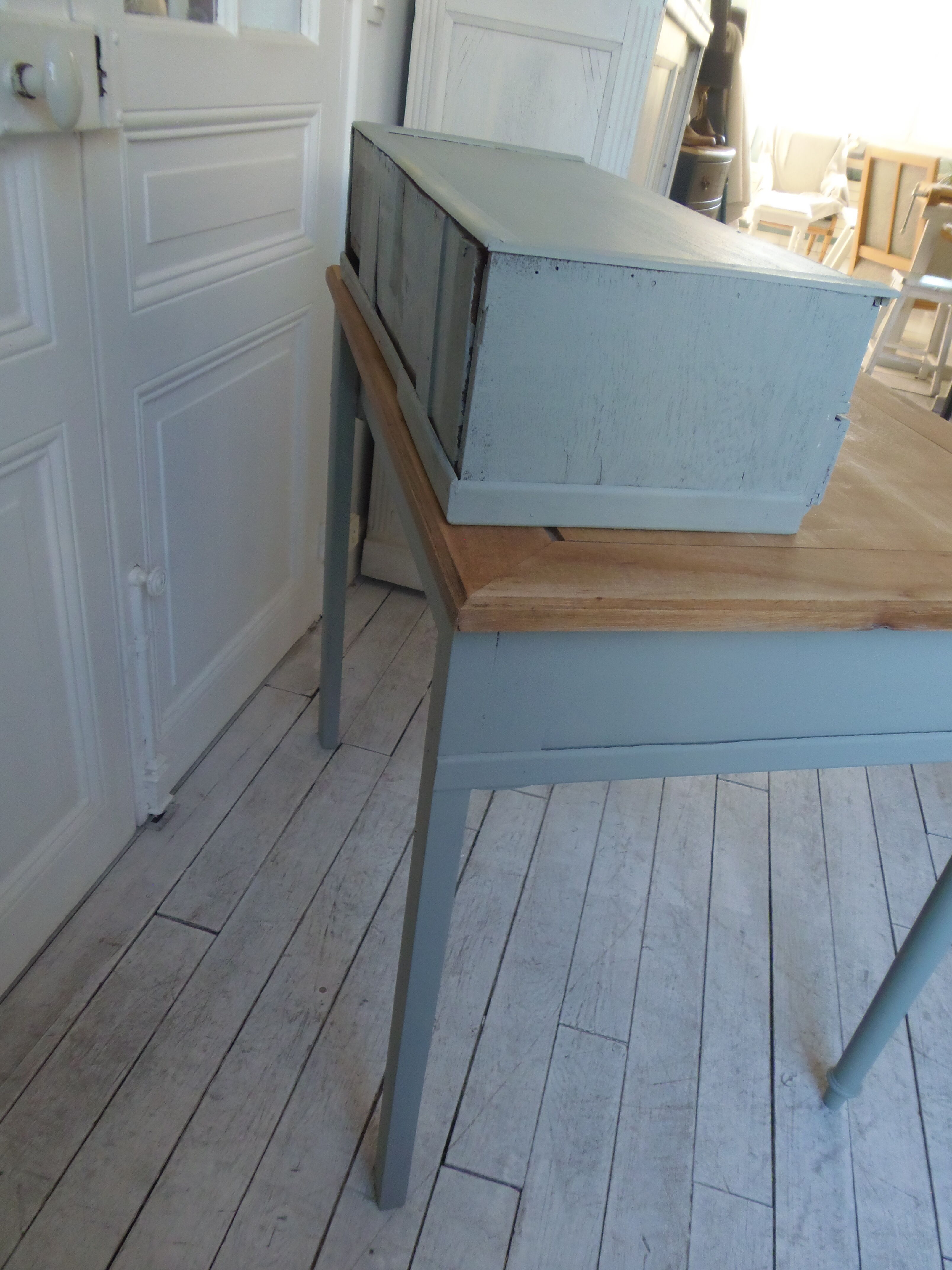 Bureau à gradin patiné vert de gris , plateau bois.