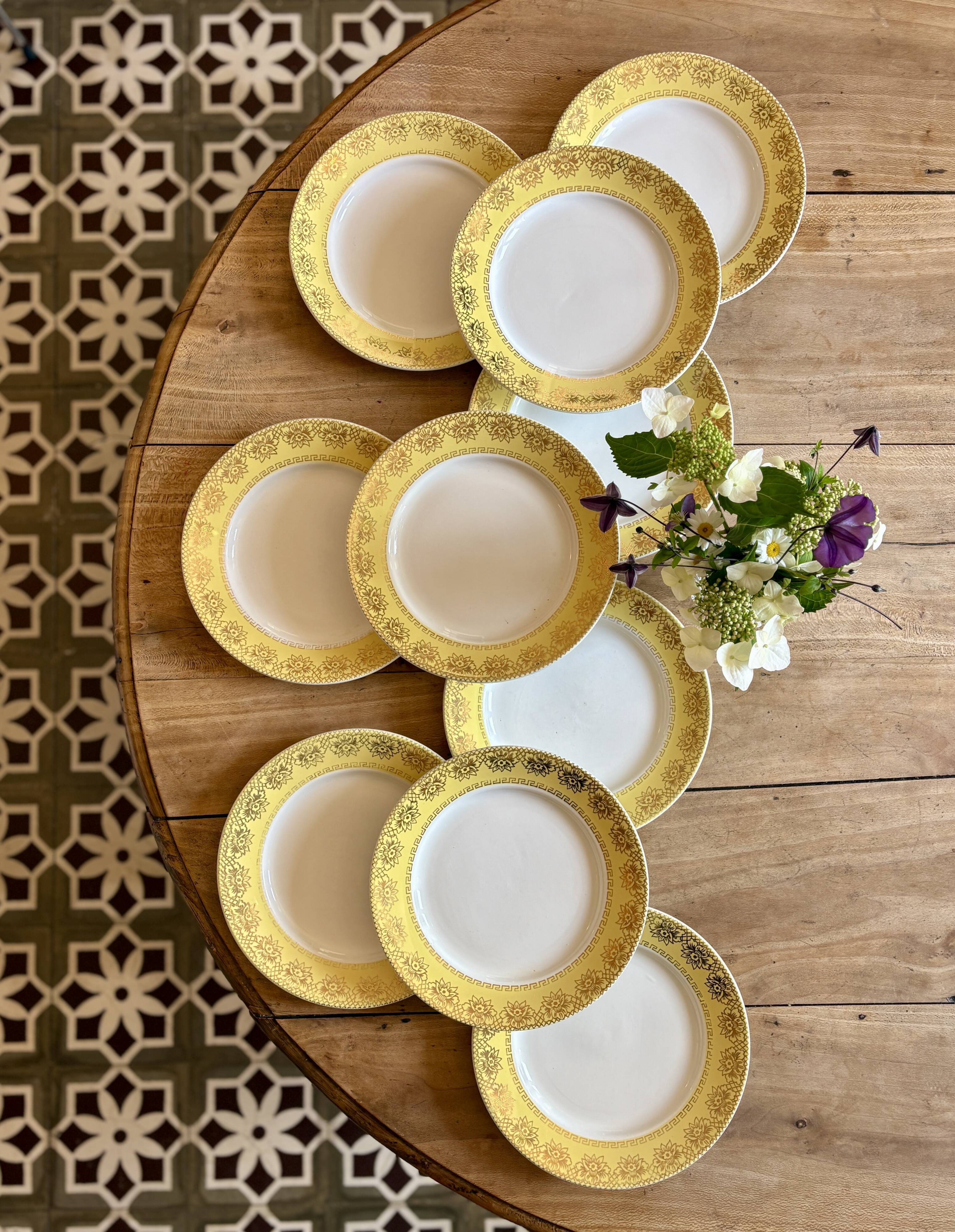 Set of 10 vintage white, yellow and gold dinner plates