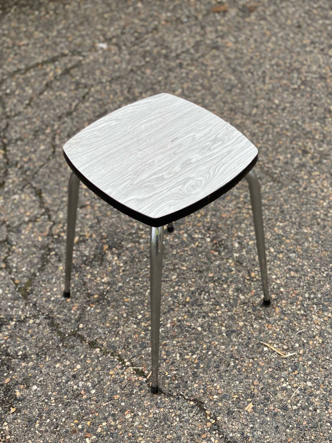 Tabouret acier et Formica blanc et gris