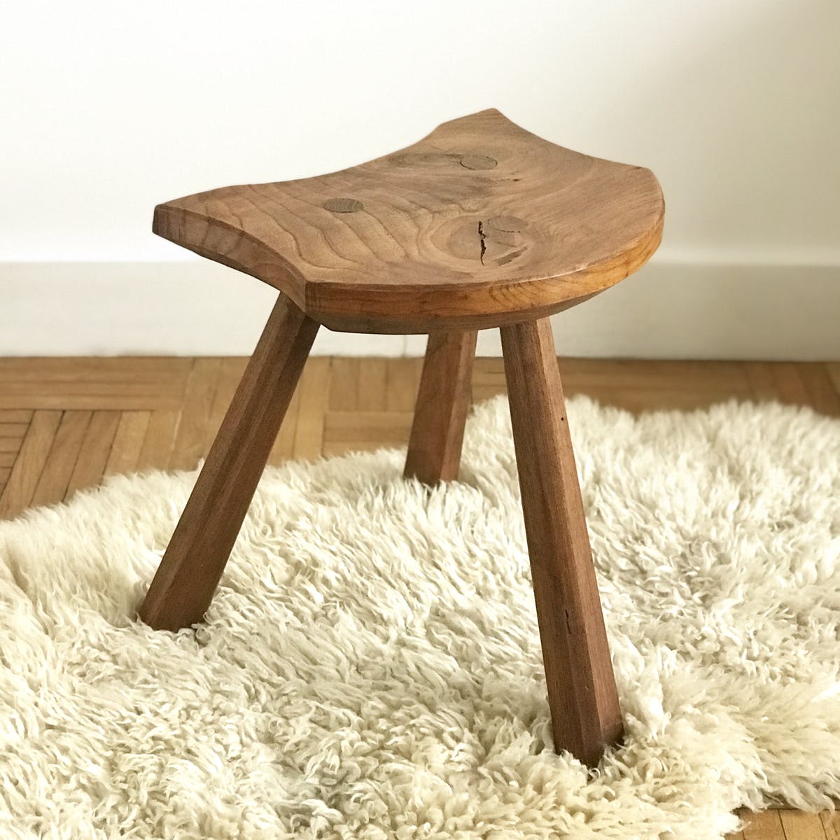 Tabouret tripode en bois massif