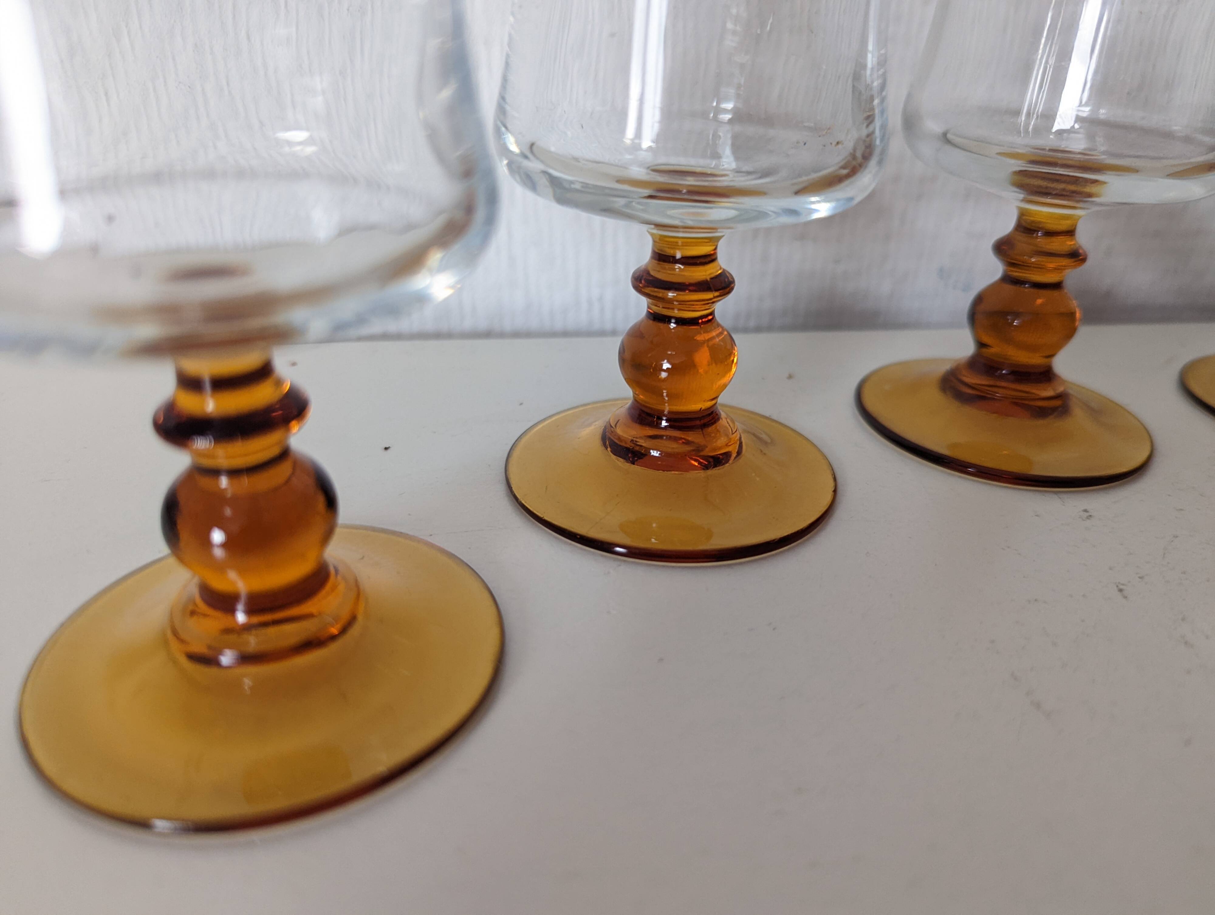 verre à pied , eau ou vin , pied jaune
