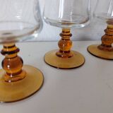 verre à pied , eau ou vin , pied jaune