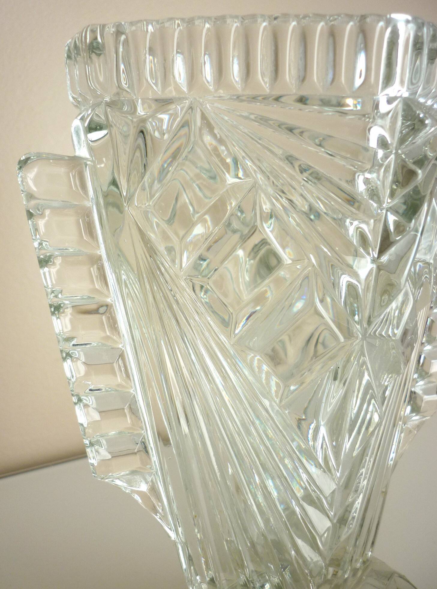 Vase losange art déco, cristal de bohême marqué "Tchécoslovaquie", décor géométrique