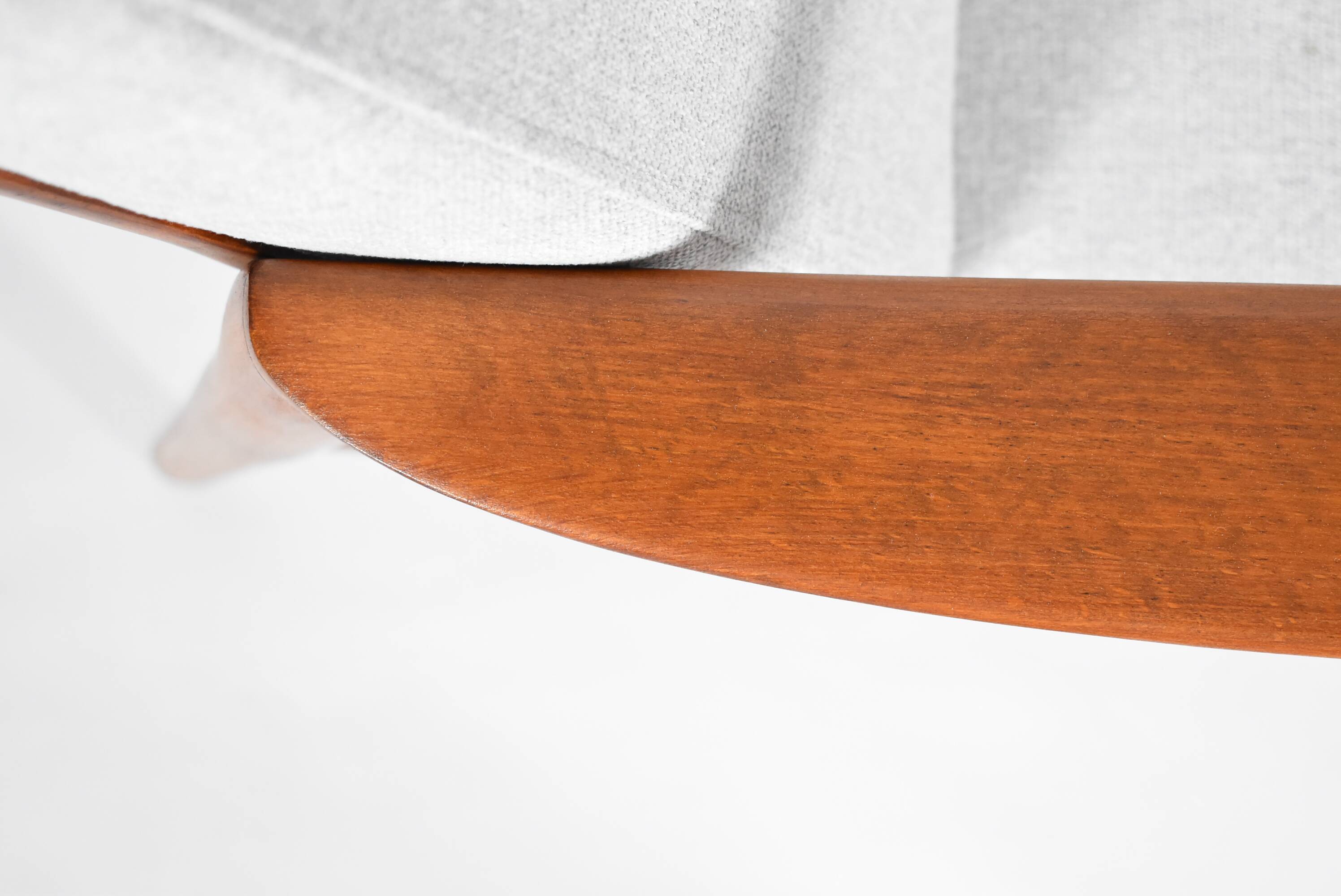 Fauteuil spectaculaire rénové, tissu gris clair, années 1960, usine de meubles Swarzedzka