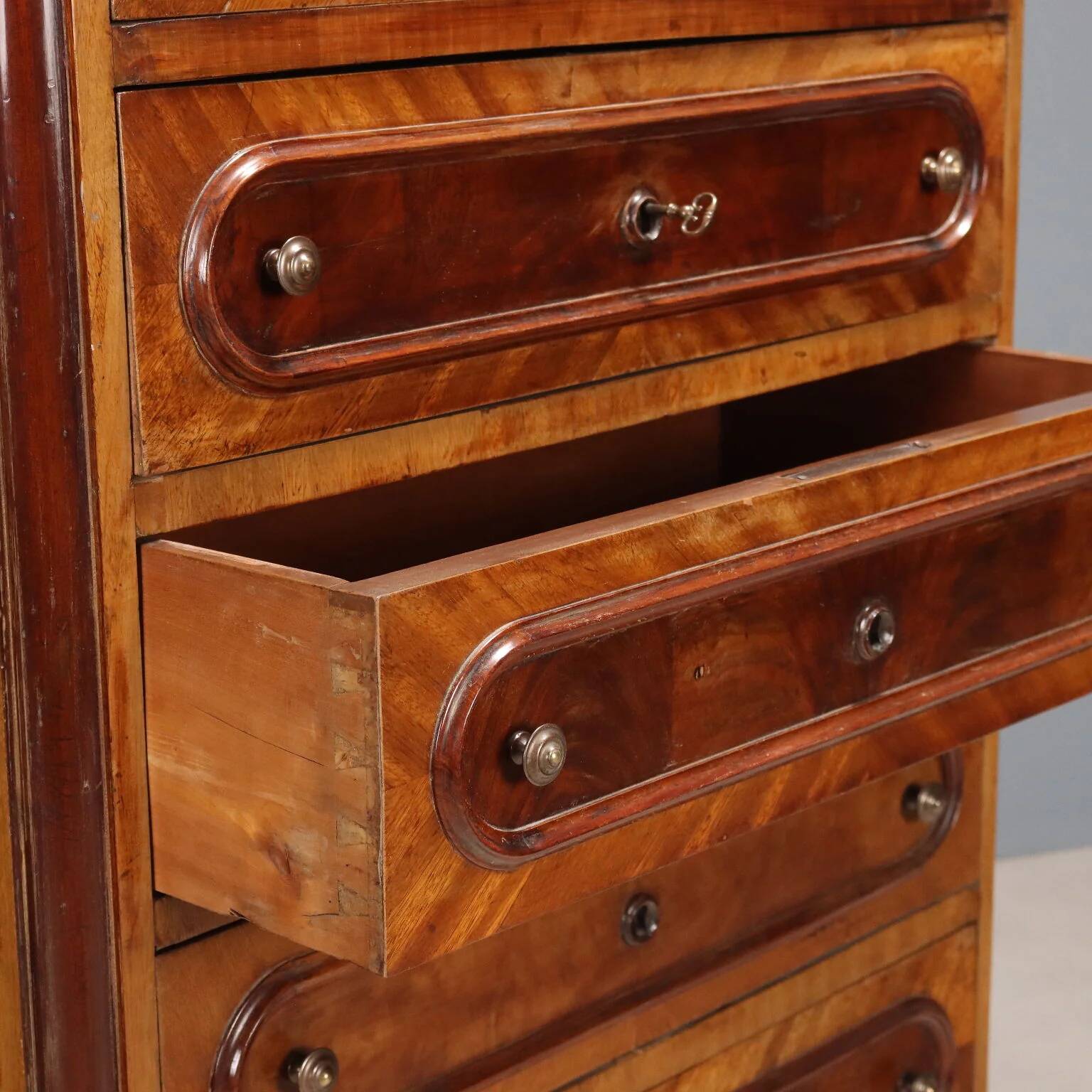 Antique chest of drawers in cherry and poplar, 19th century