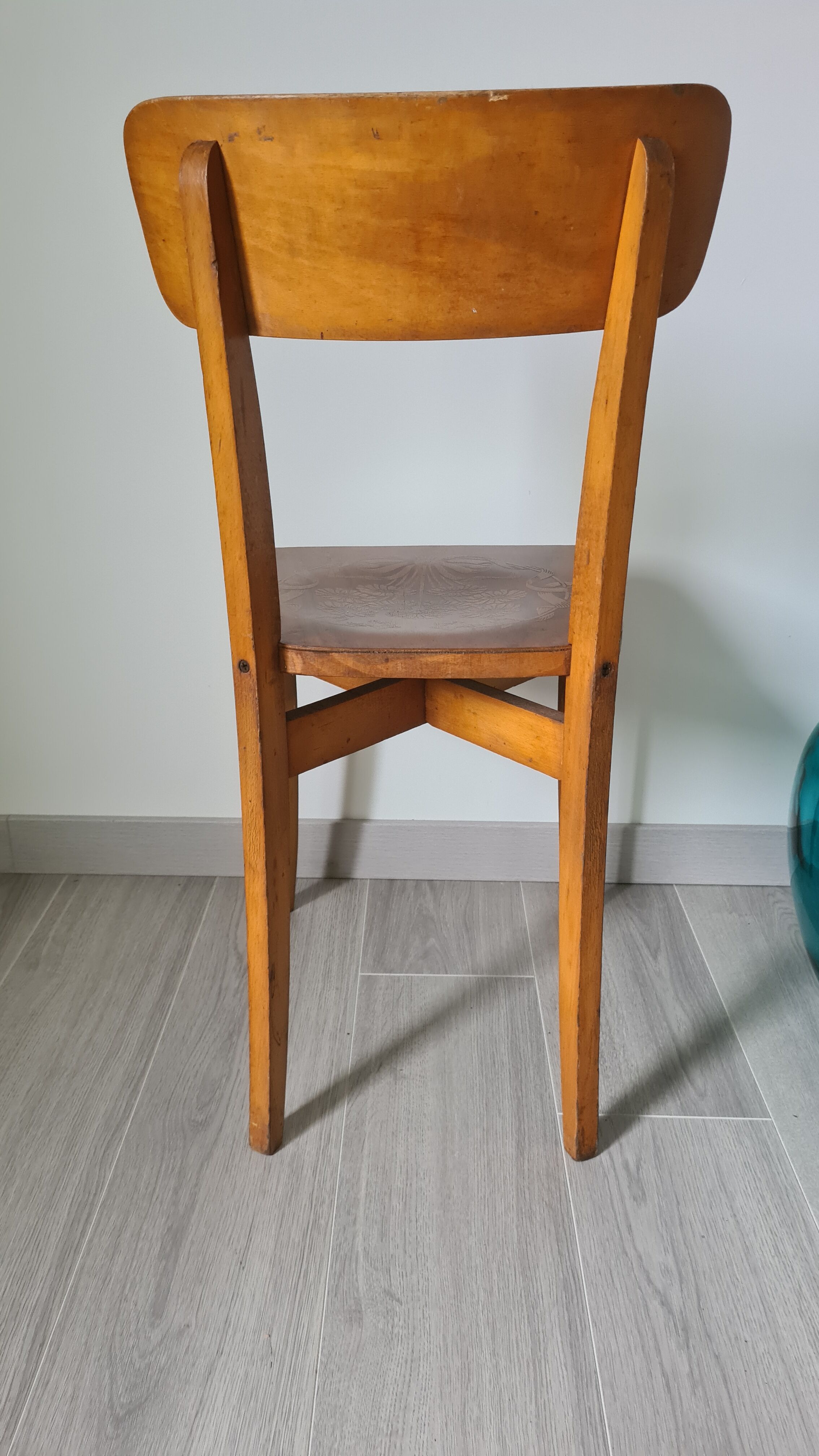 Chaise de bistrot gravée en hêtre