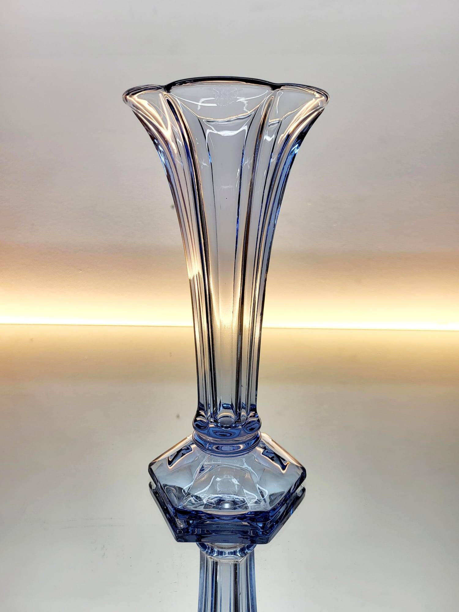 Val Saint Lambert Art deco vaas, serie Luxval model Américain M licht blauw