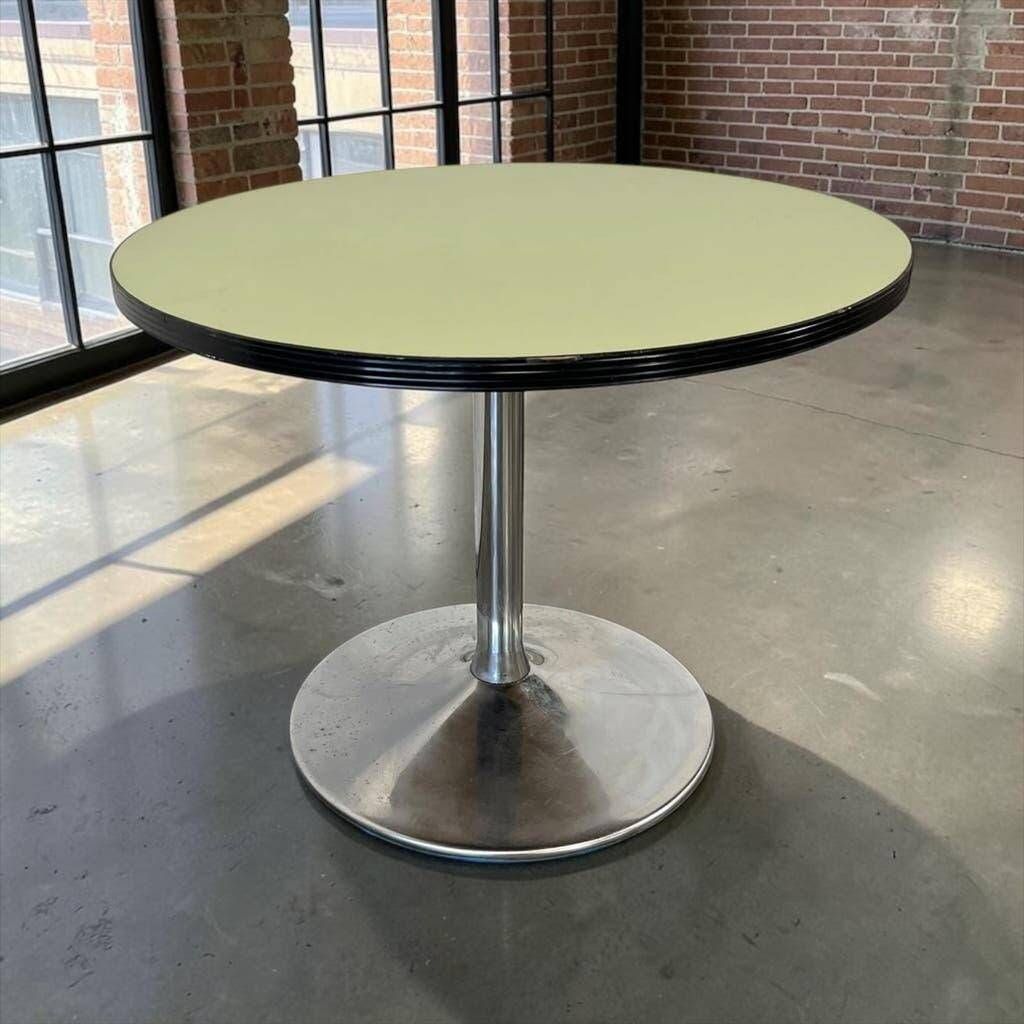 Table basse/table d'appoint ronde vintage vert menthe avec piètement chromé