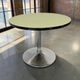 Table basse/table d'appoint ronde vintage vert menthe avec piètement chromé