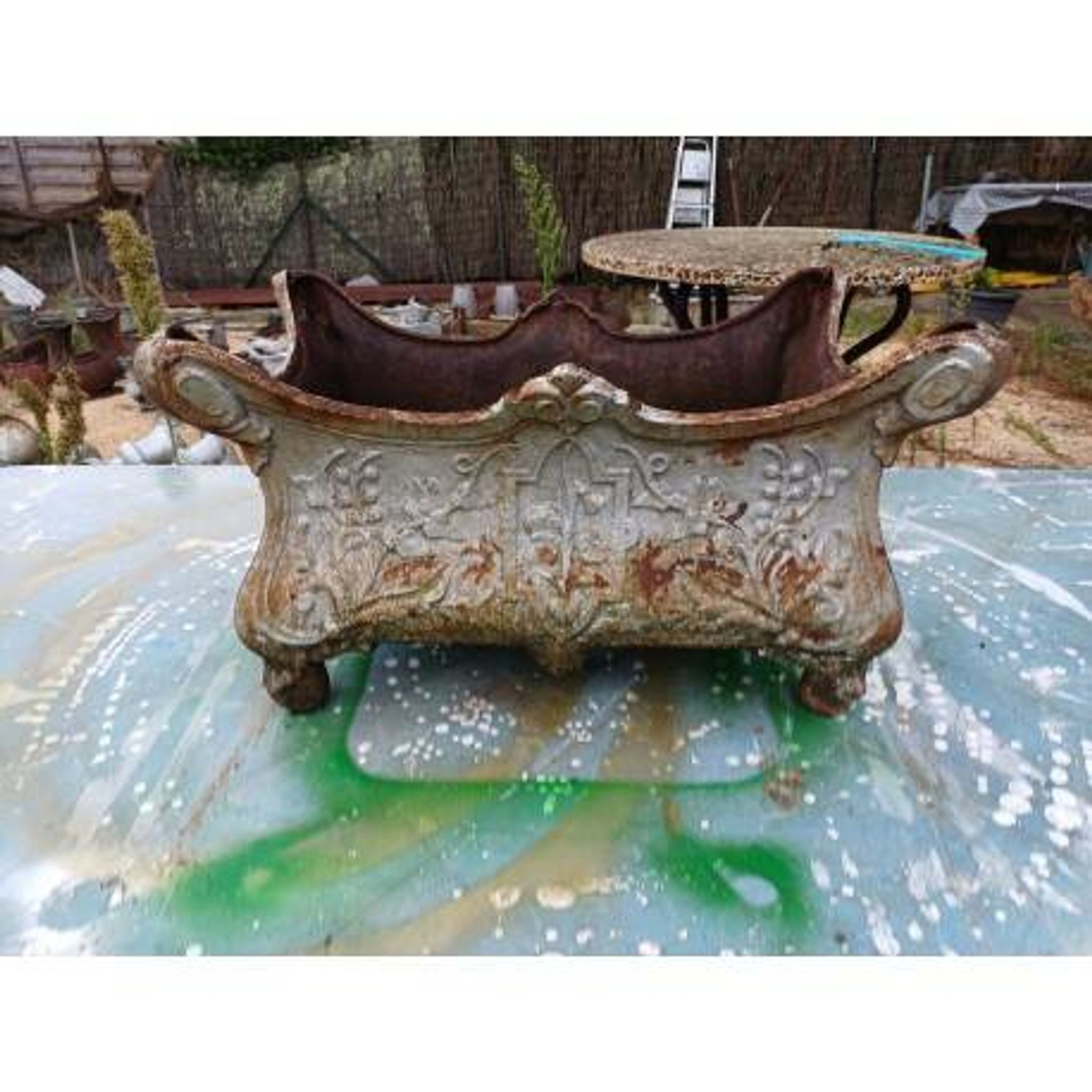 1 cast iron planter from 1900 from Charleville - Mézières