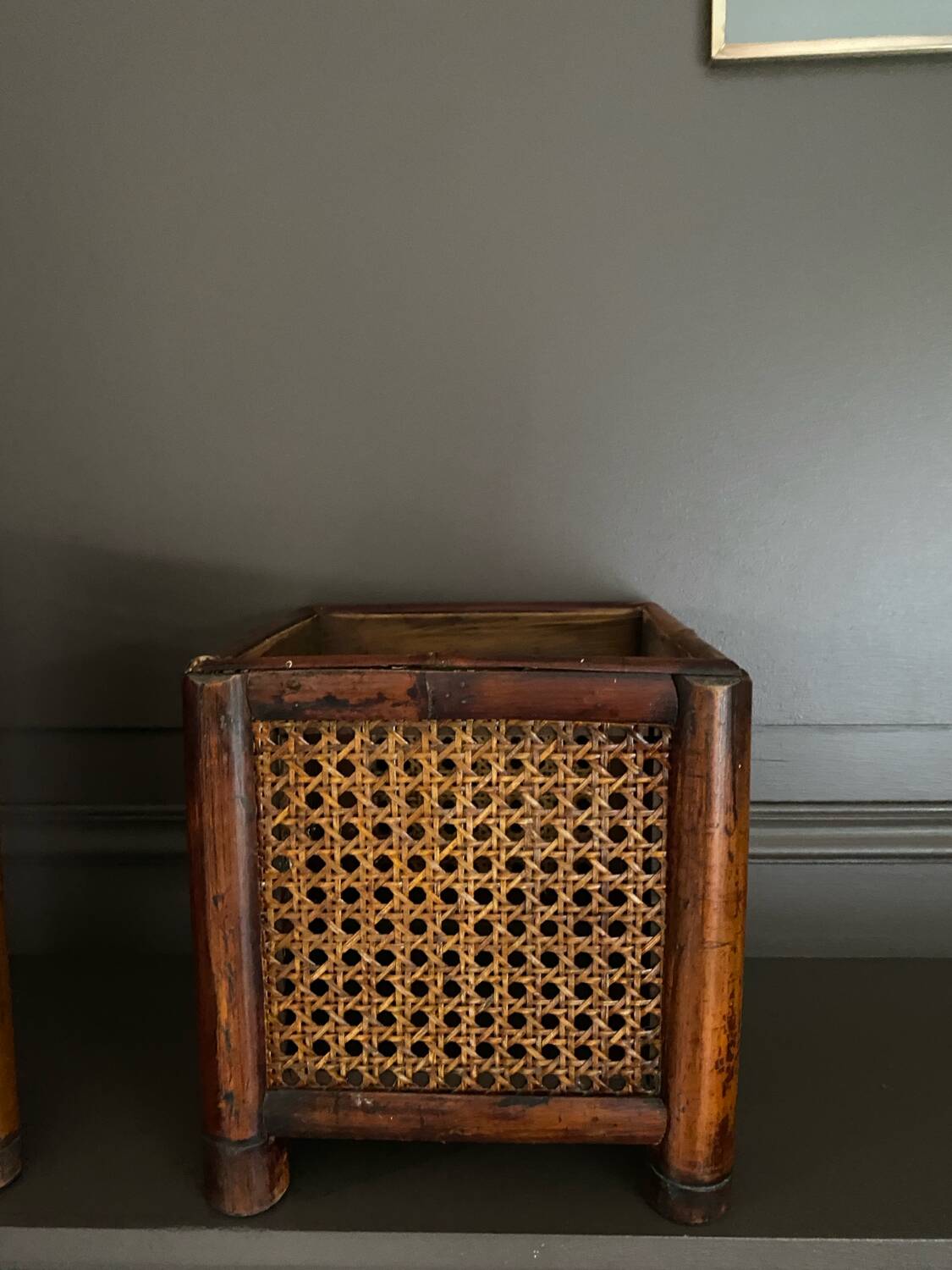 Caches-pots vintage en bois et cannage