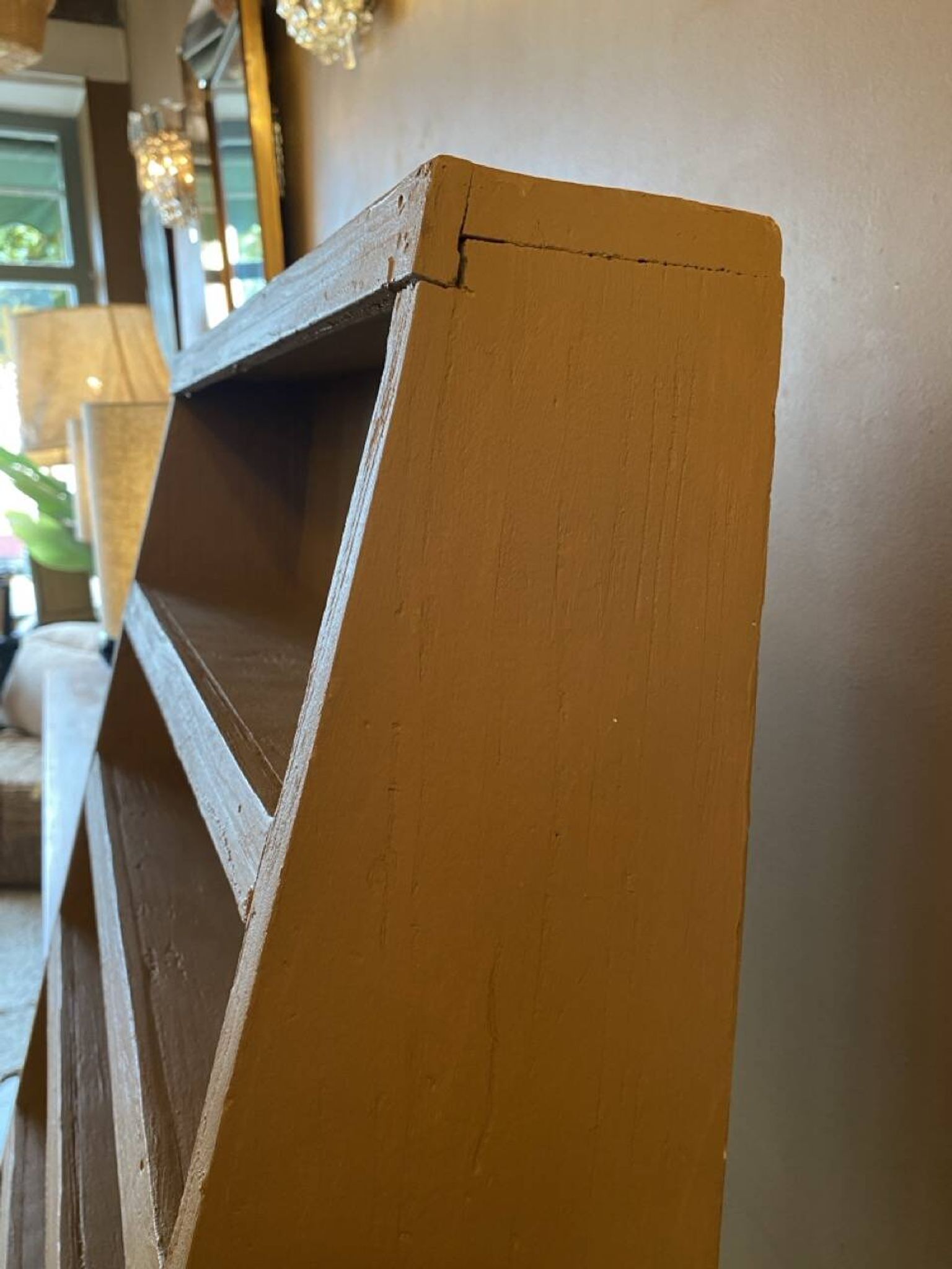 Étagère présentoir inclinée en bois peint