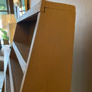 Étagère présentoir inclinée en bois peint
