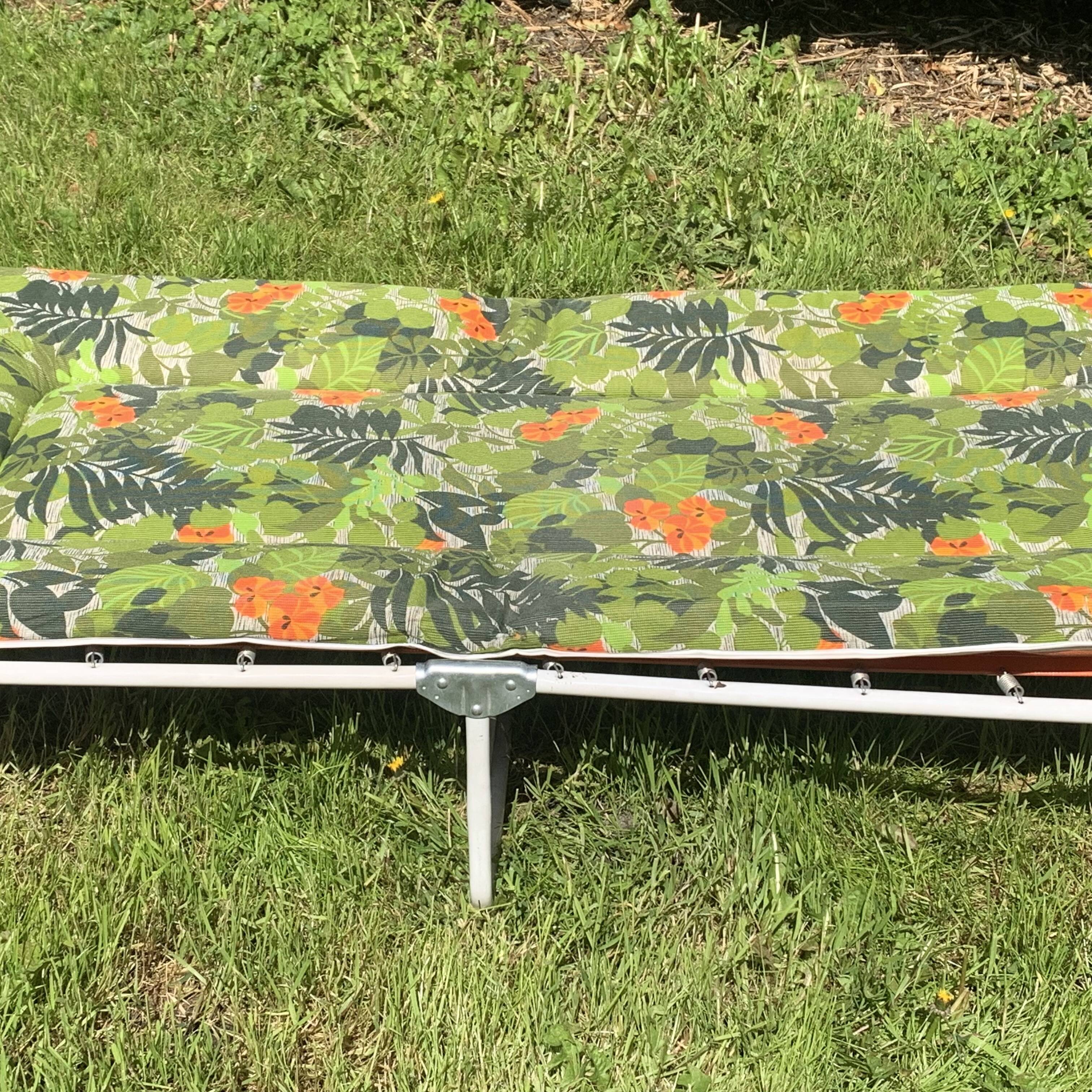 Bain de soleil vintage - transat au décor floral