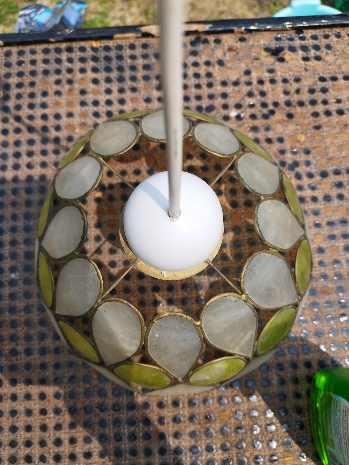 Mother-of-pearl lampshade suspension