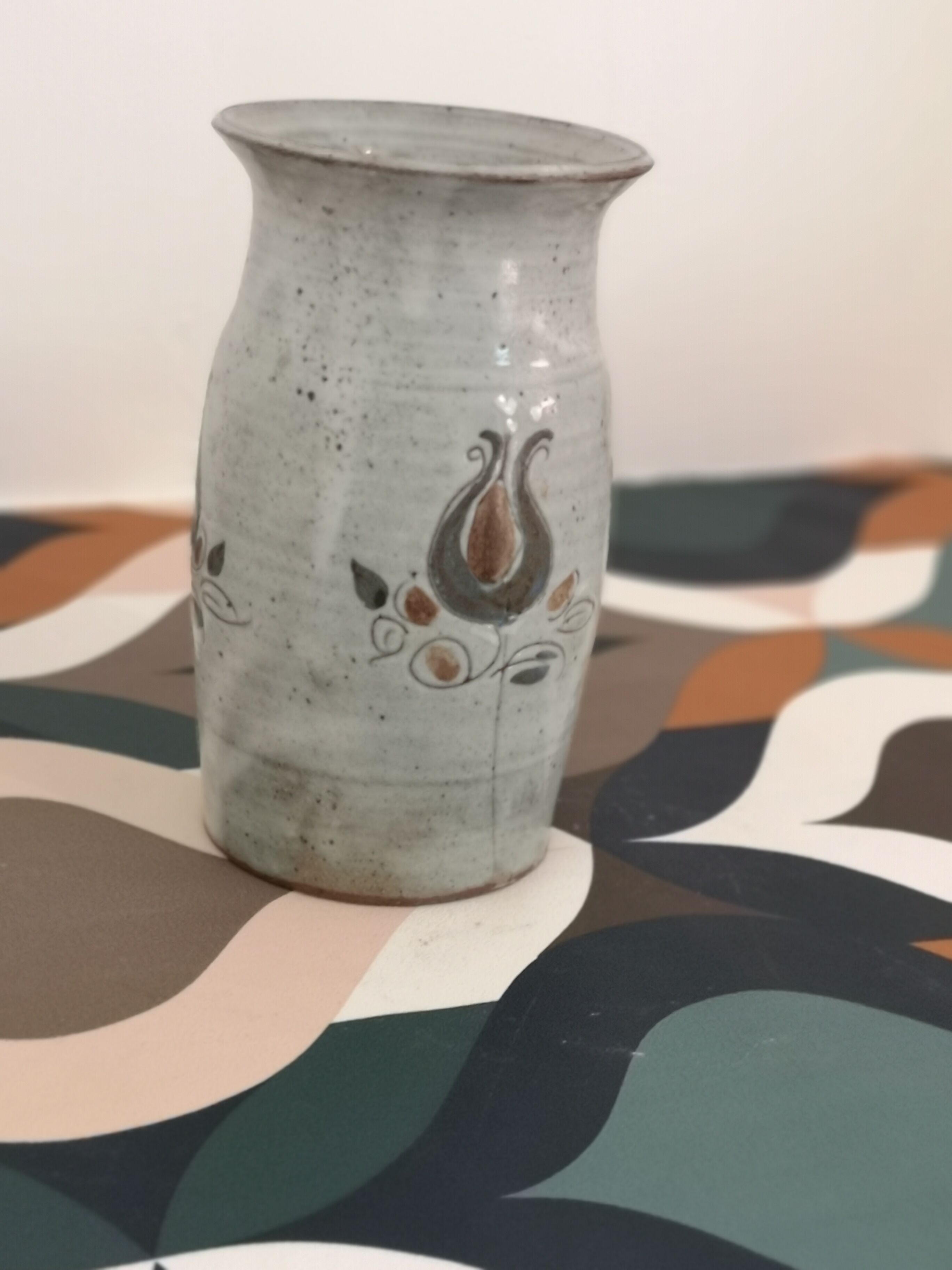 Vase en grés signé AH