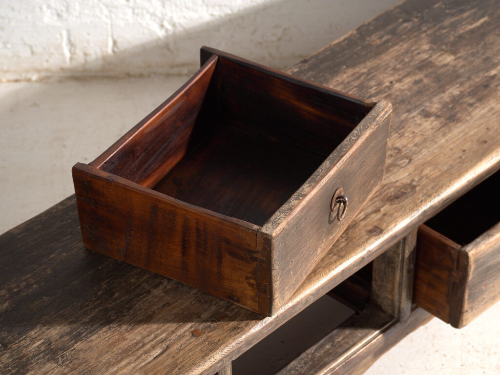 Table basse ancienne à tiroirs en bois de pin – Chine, vers 1900