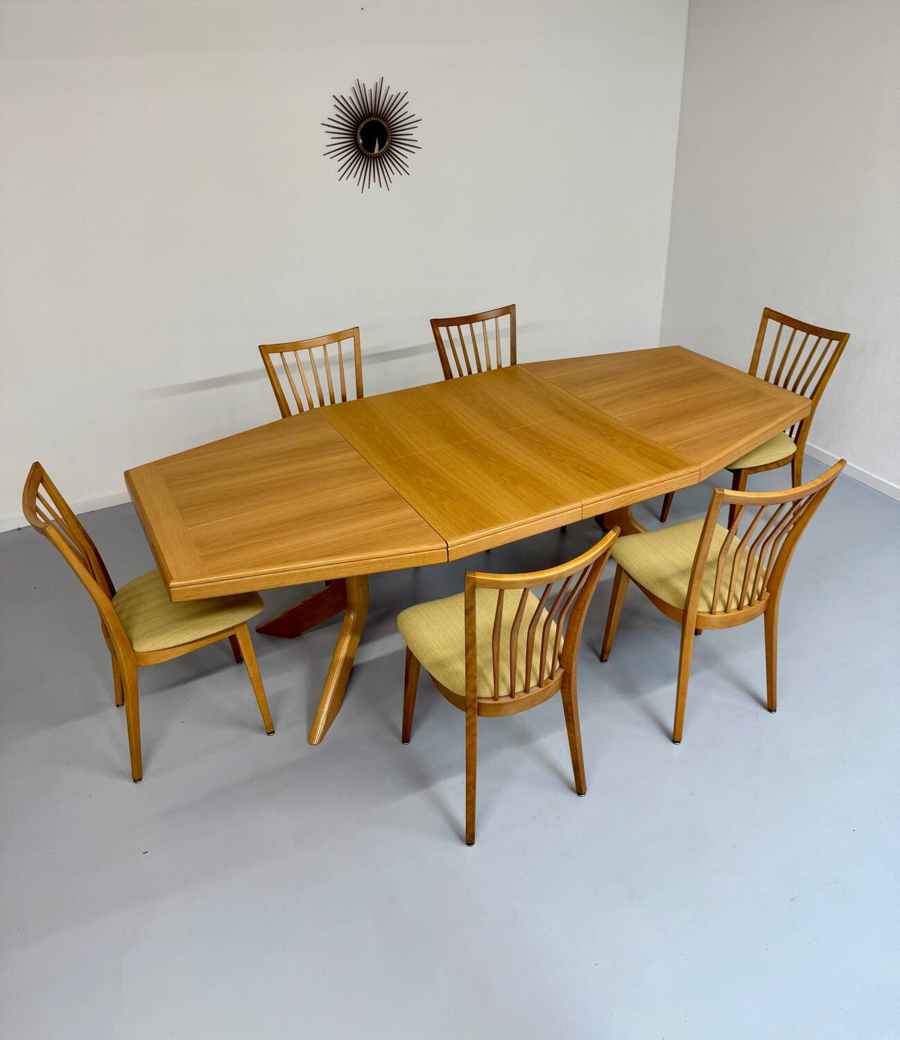 Ancienne table en bois massif octogonal a rallonge design Girsberger