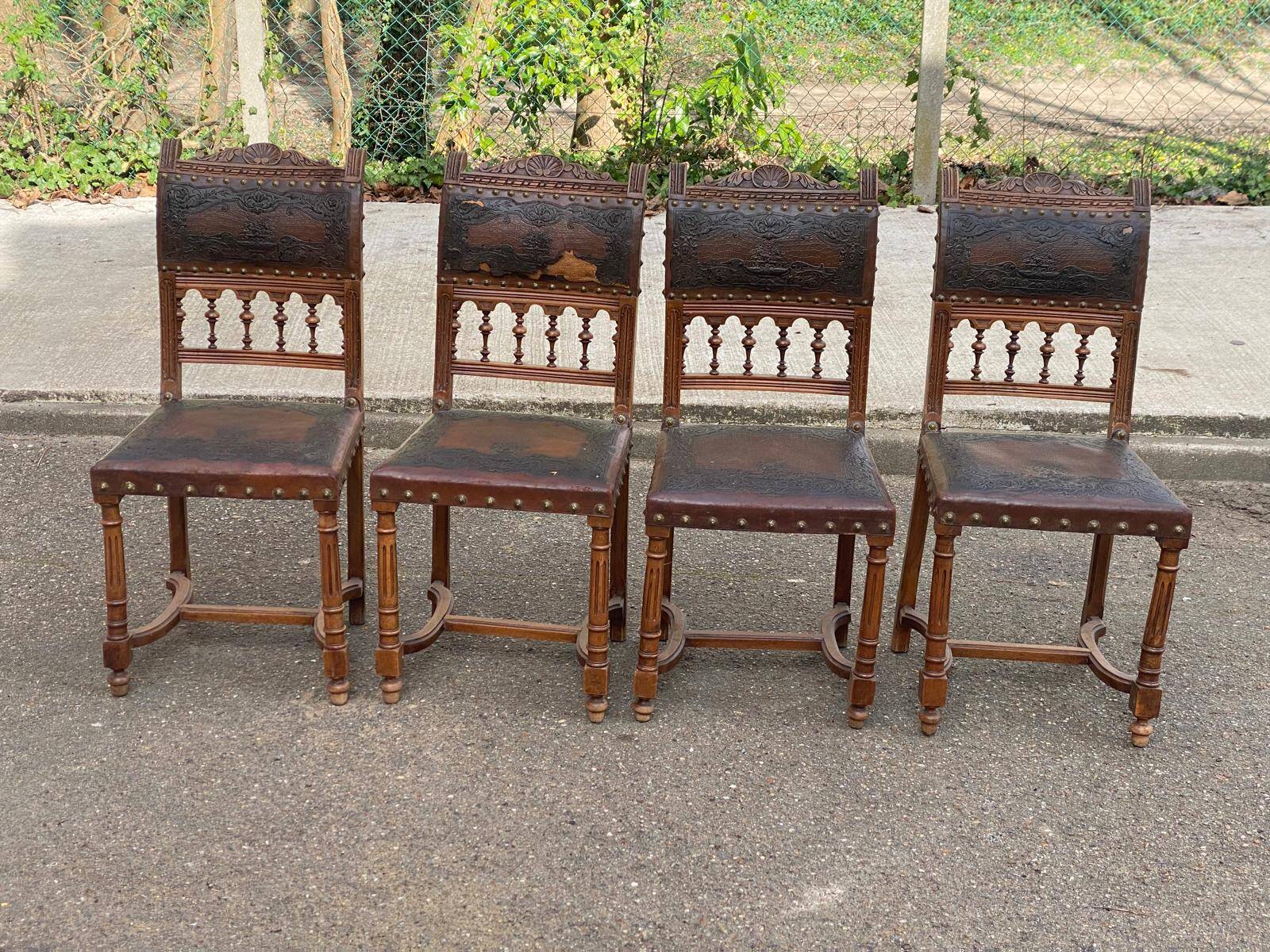 4 Henri II chairs in solid wood and leather from the 19th century.