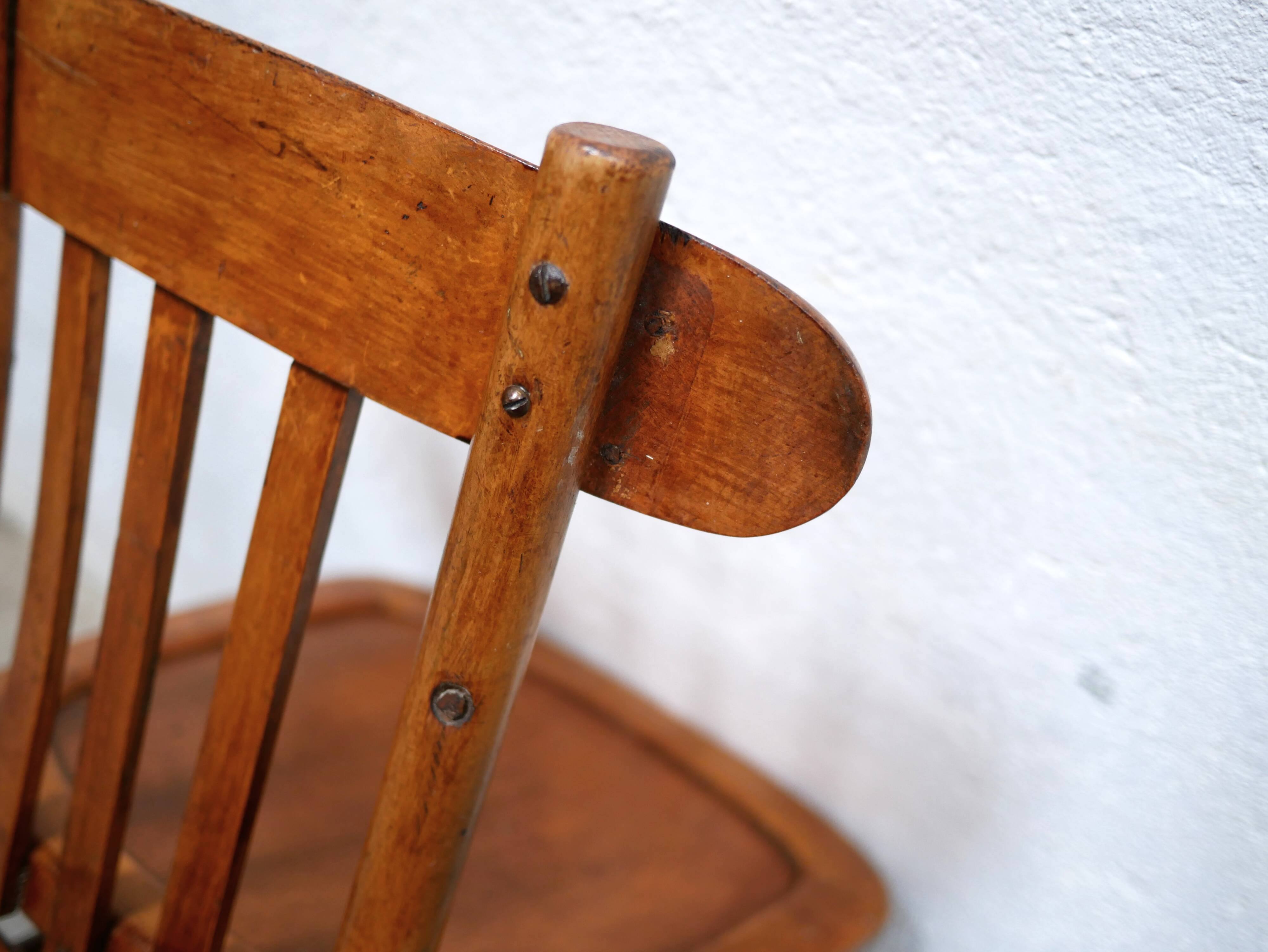 Chaise de bar vintage en bois par les éditions Luterma