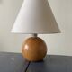 Lampe boule en bois blond vintage