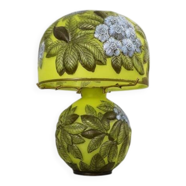 Lampe de table en pate de verre multicouche, ornée d’un riche décor végétal