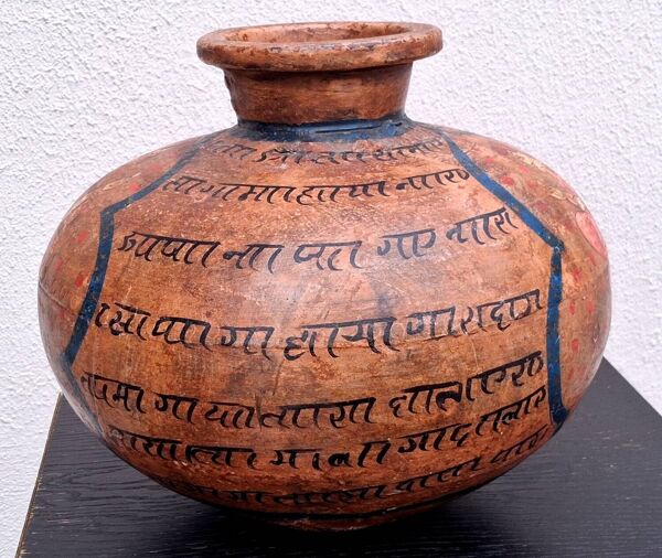 Vase en terre cuite, décor de personnages Perses