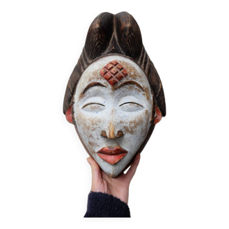 Mask of the PUNU tribe in Gabon