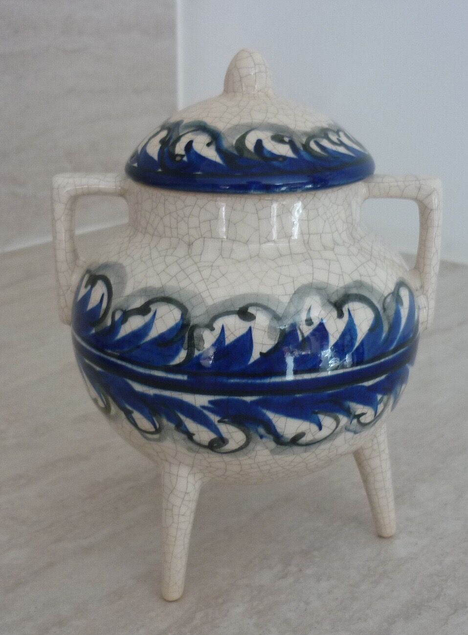 Cracked tripod ball with lid and handles