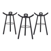 Ensemble de trois tabourets de bar 'Marbella' en bois noirci de style mid-century.