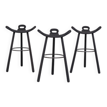 Ensemble de trois tabourets de bar 'Marbella' en bois noirci de style mid-century.