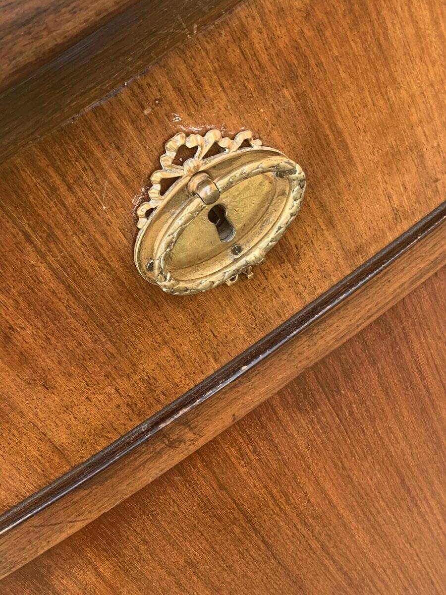 Placard de cuisine Art Nouveau en bois marron et verre, miroir et ferrures laiton