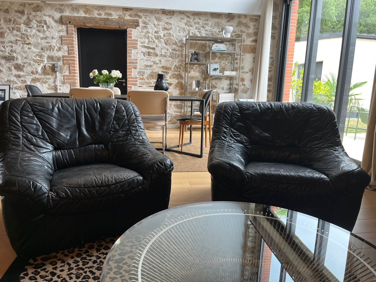 Pair of black leather armchairs from the 80s