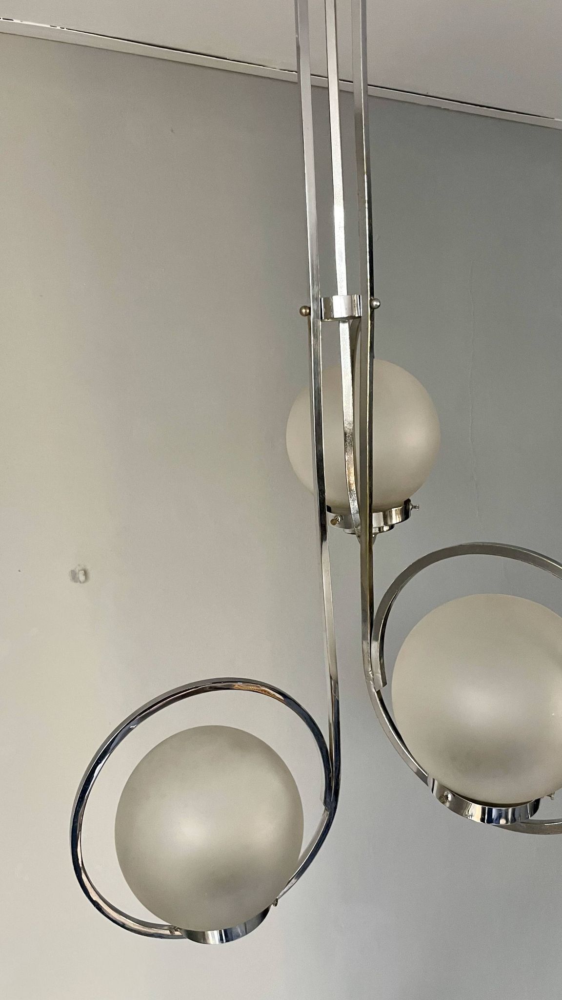 Lampe art déco en argent avec trois abat-jours en forme de sphère