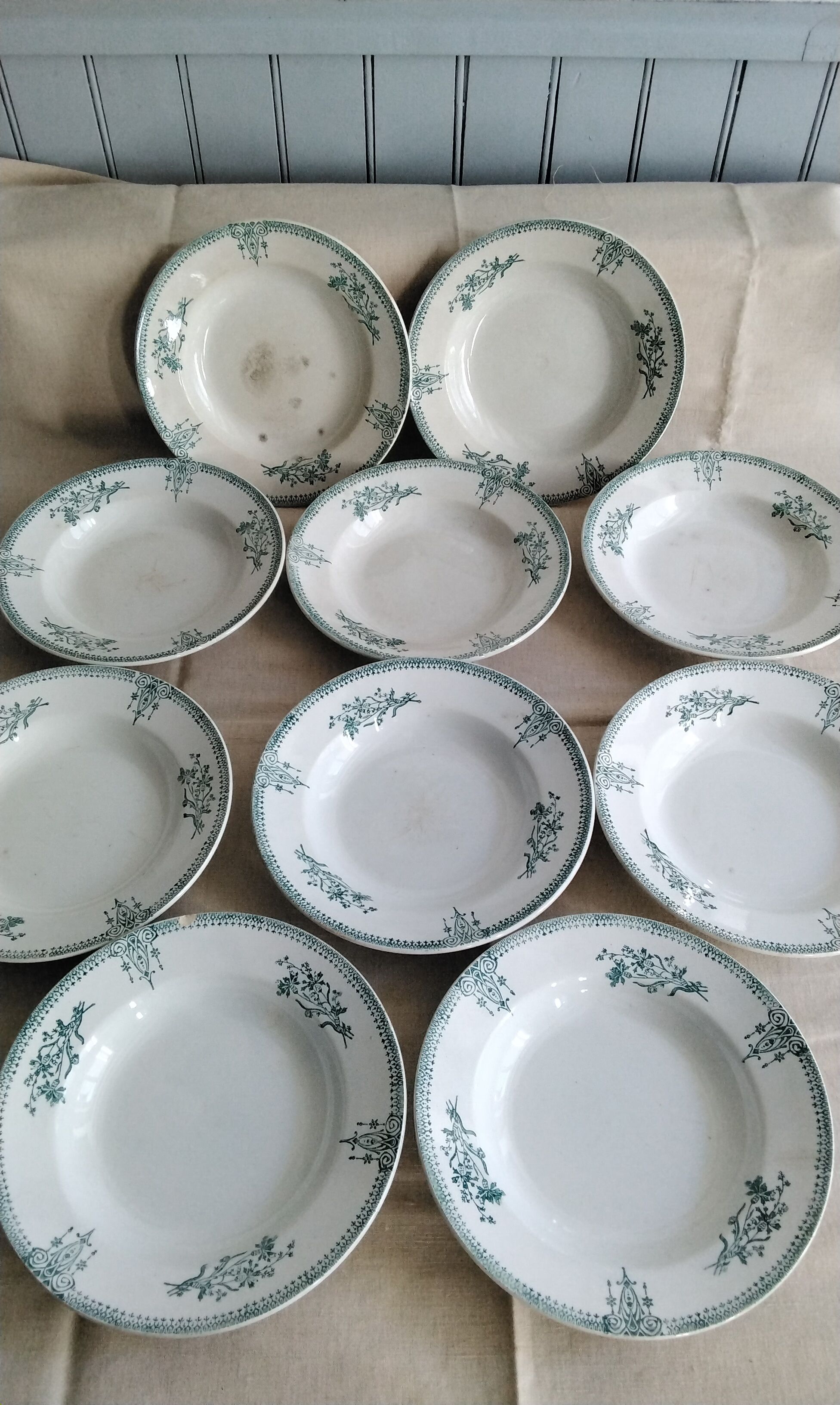 Set of 10 hollow plates