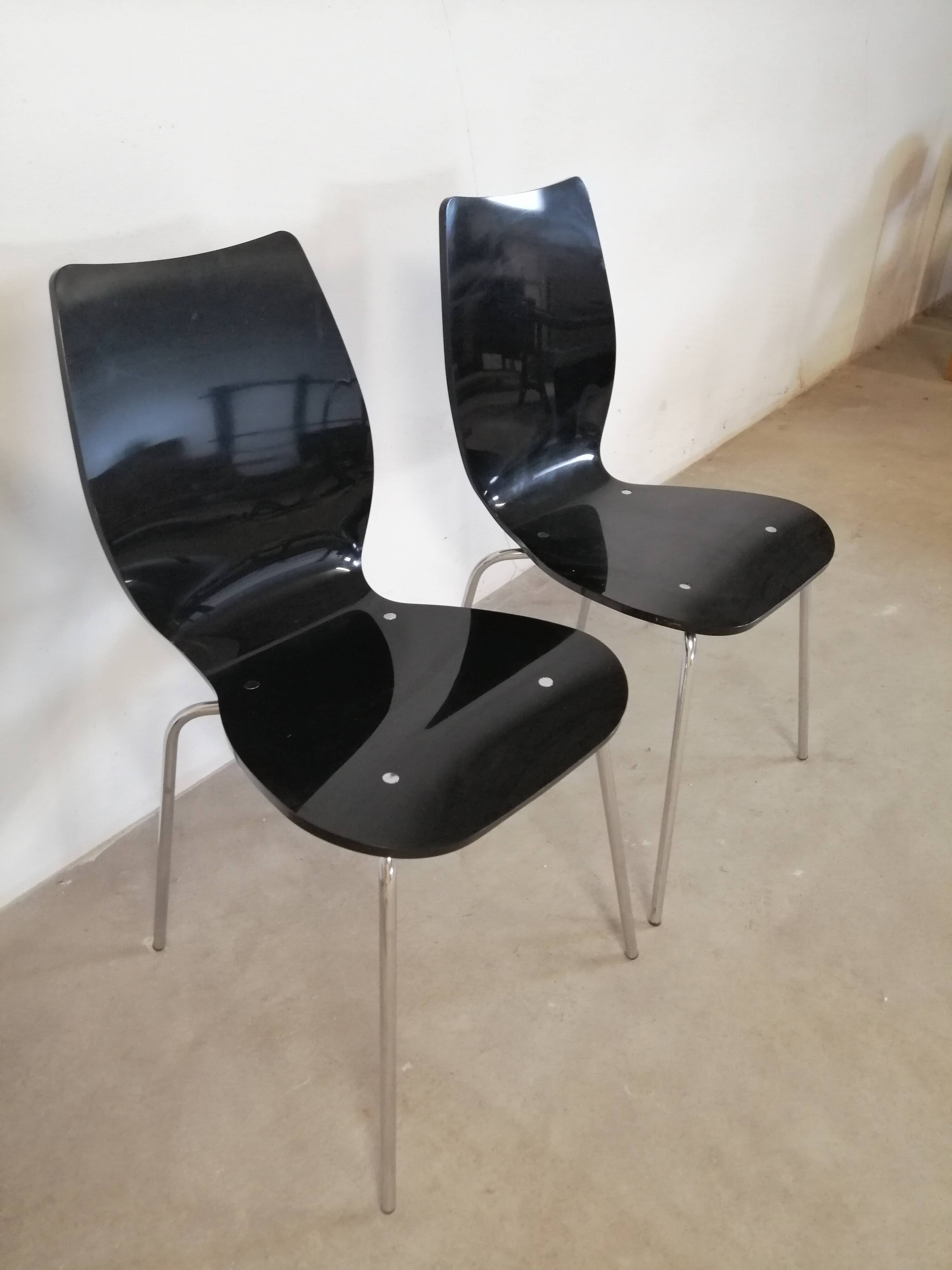 Paire de chaises en plexiglas fumé