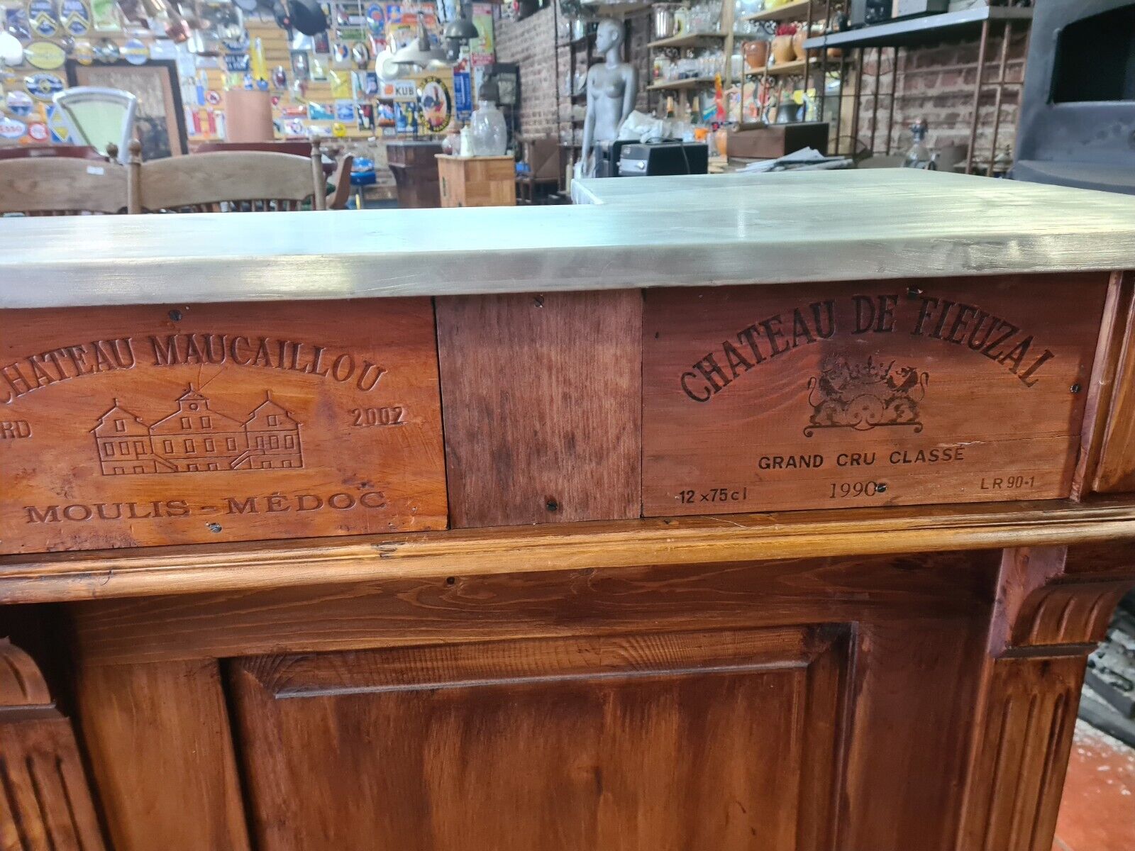 Coffee counter with zinc tray