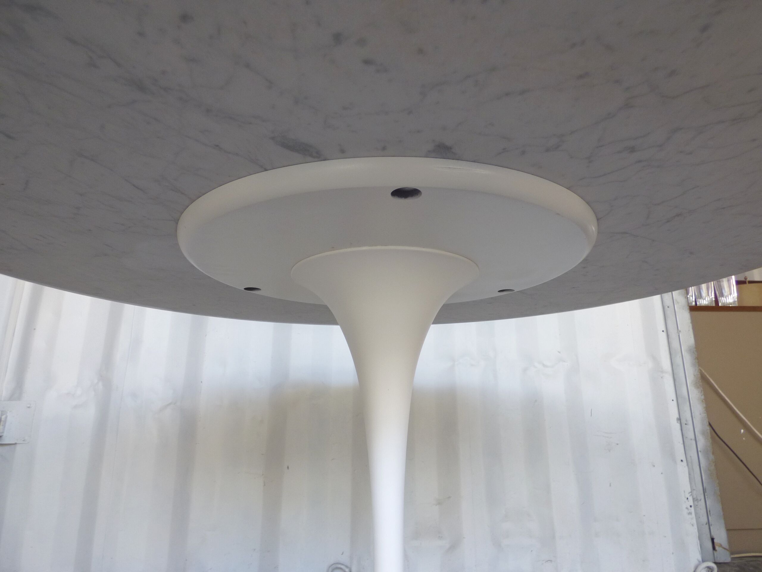 Marble table Knoll by Eero Saarinen