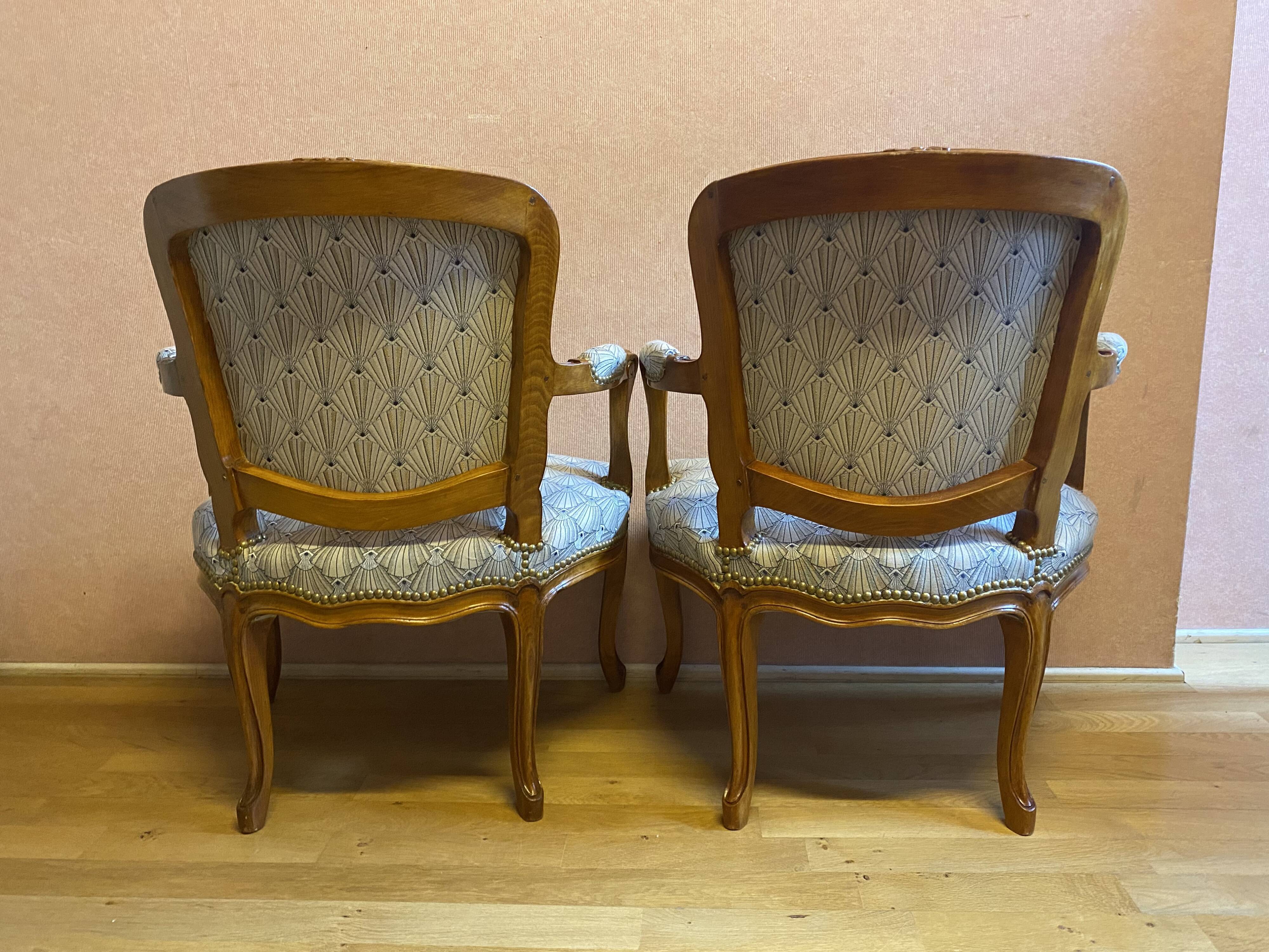 Paire de fauteuils de style Louis XV tissu moderne