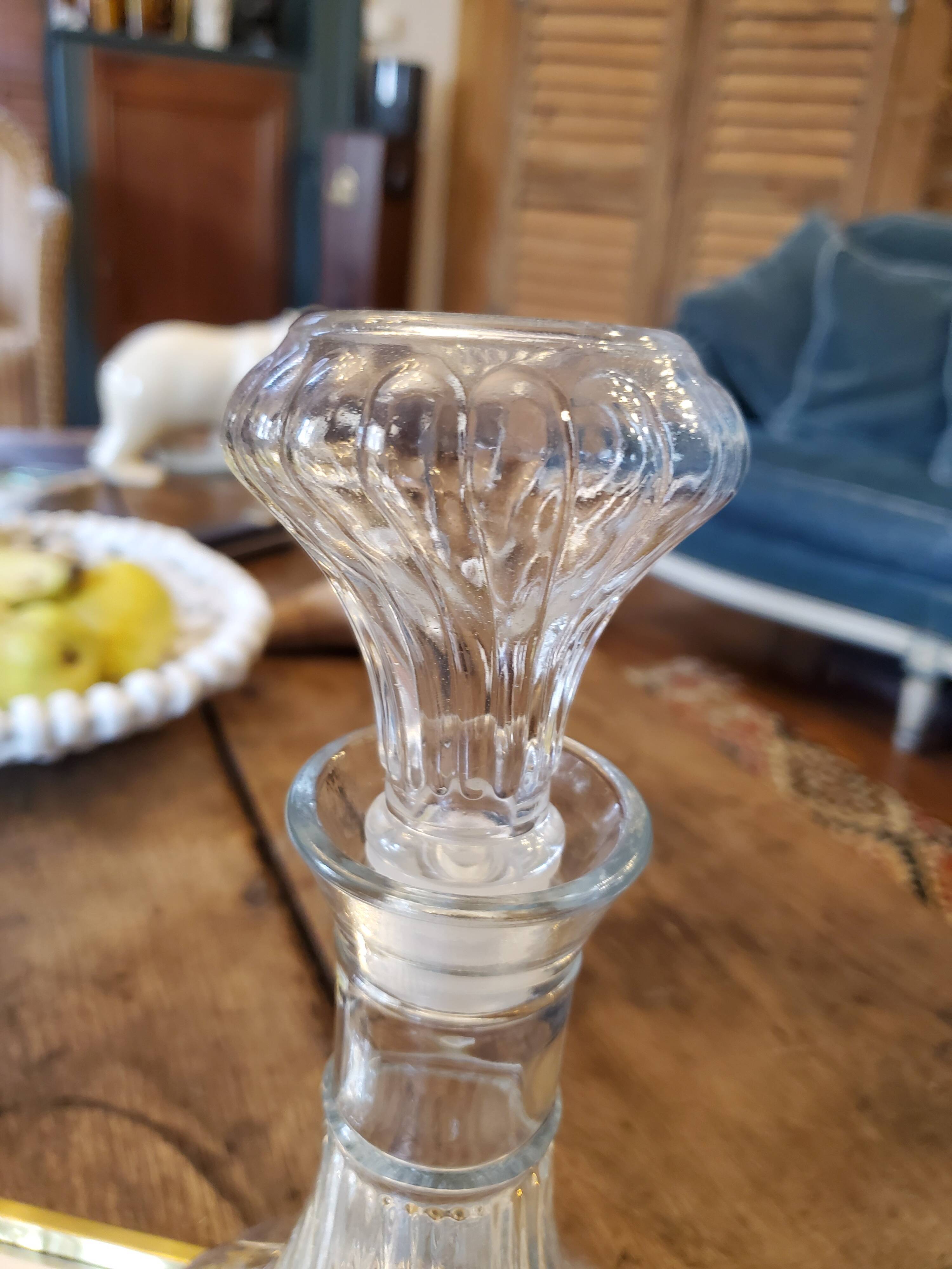 Twisted molded glass decanter