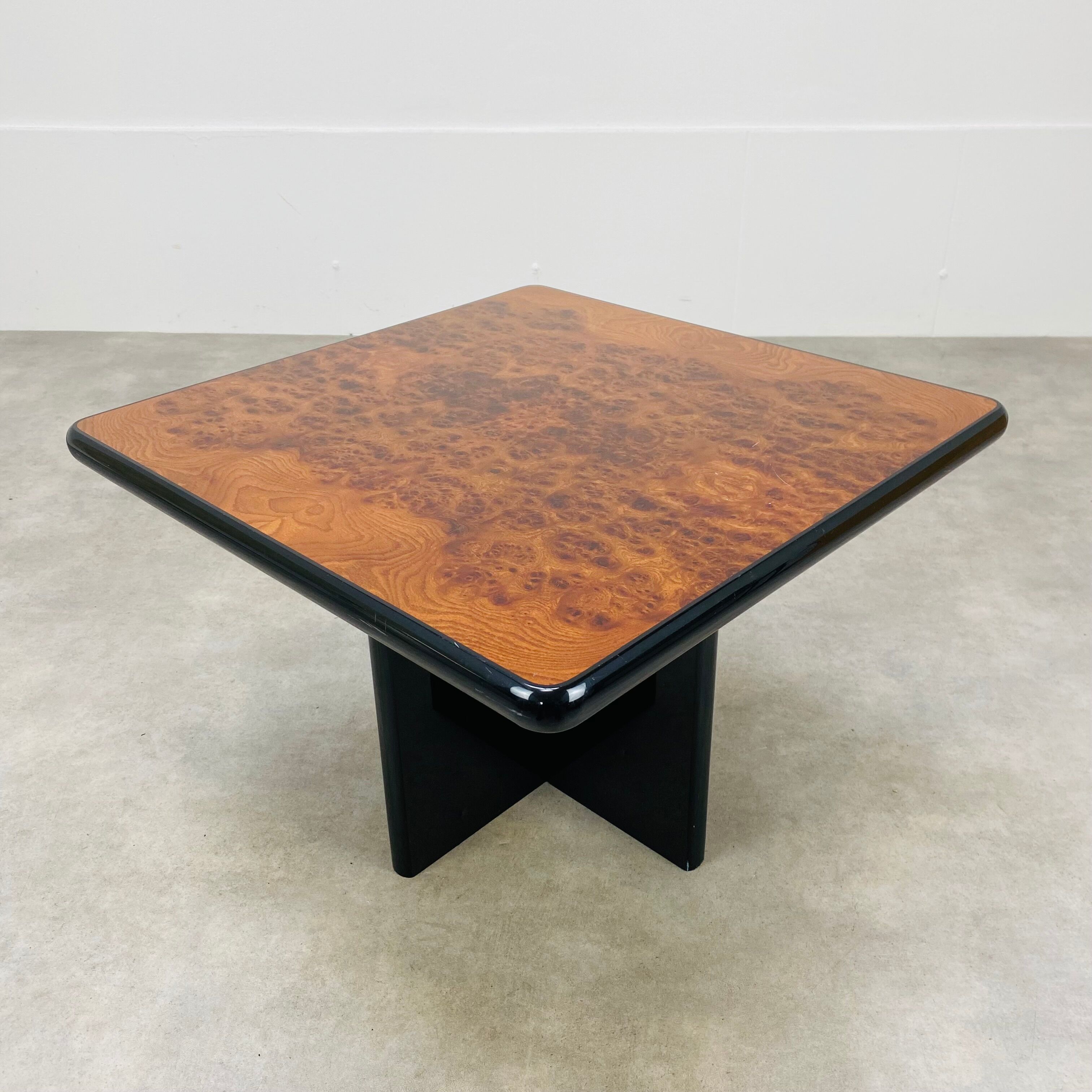 Table d'appoint bout de canapé années 70 en loupe d'orme