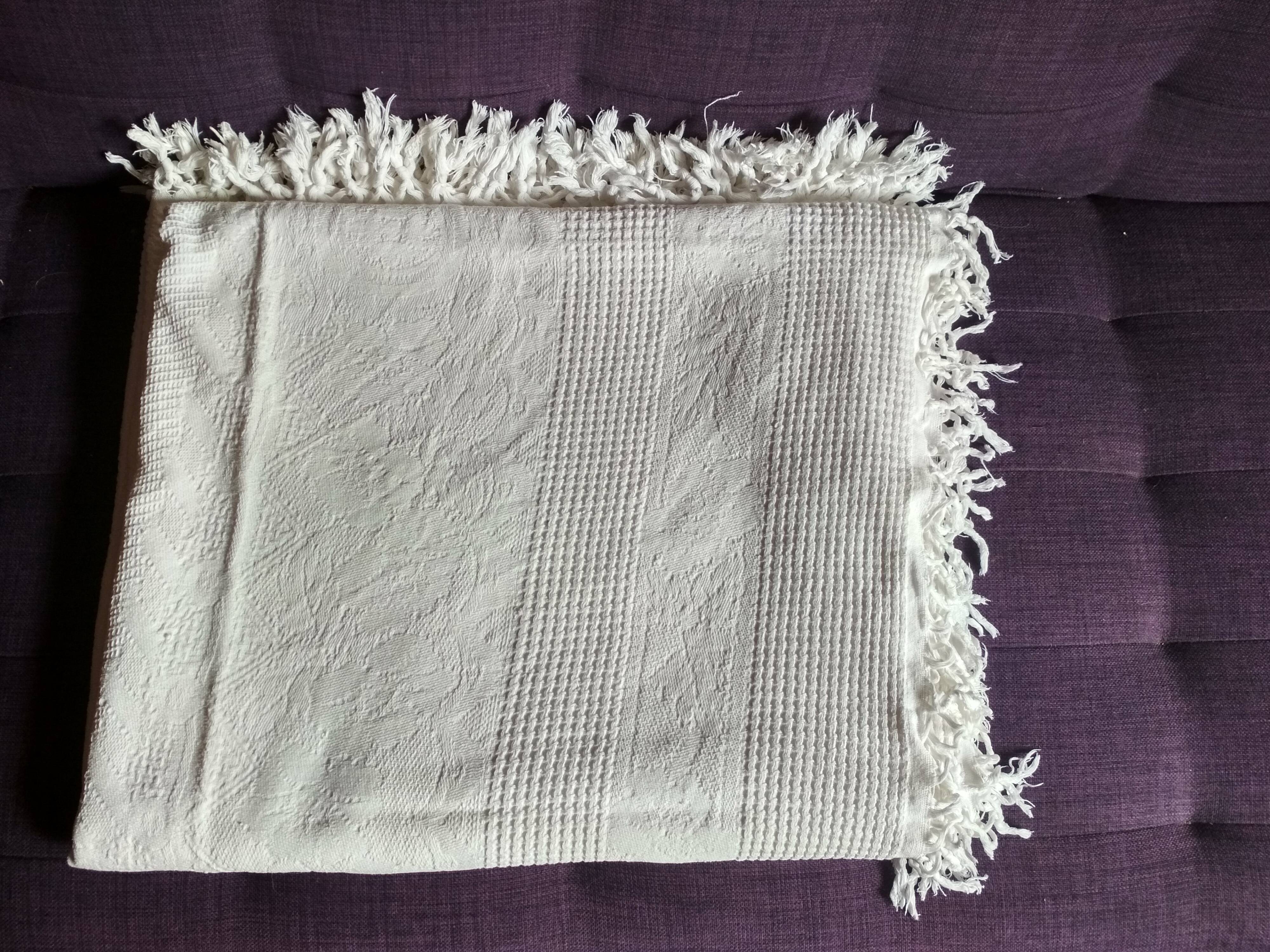 Bedspread in woven white cotton, double bed