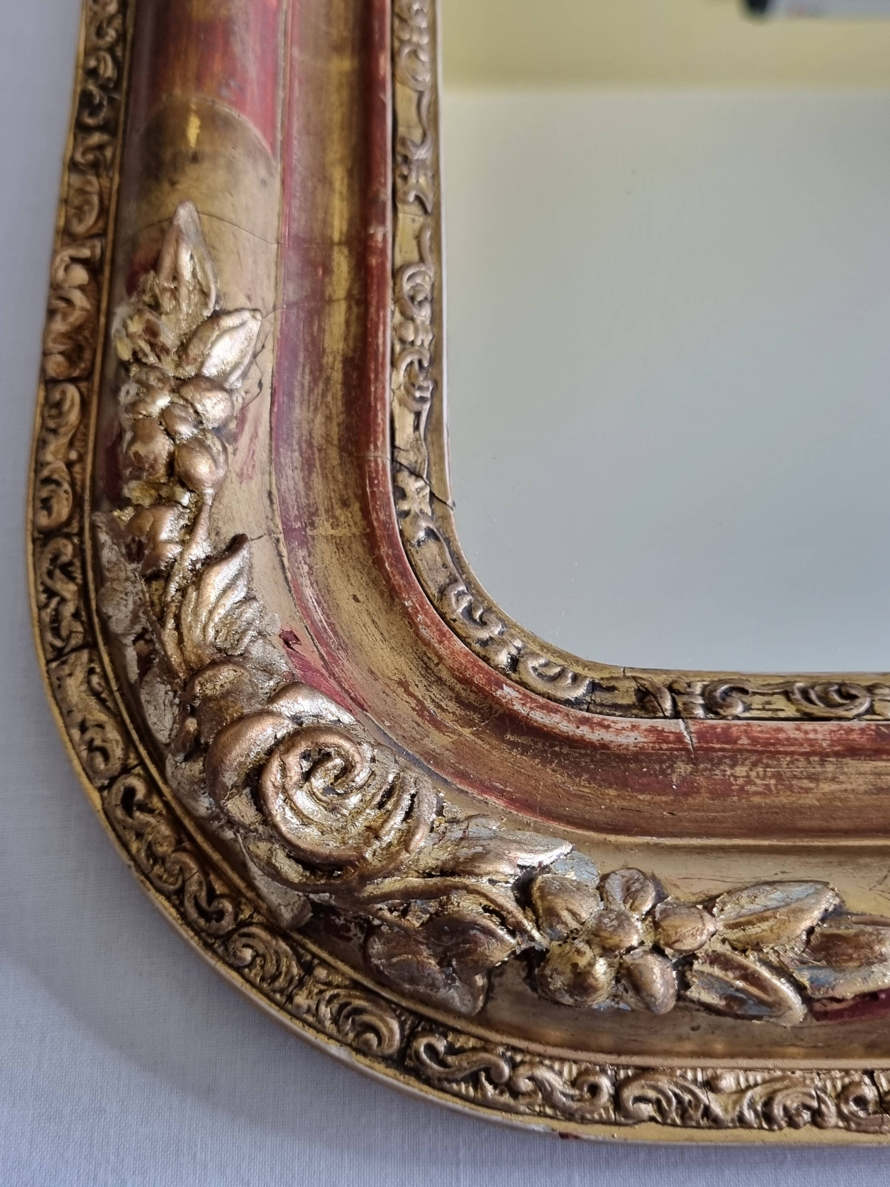 Miroir Louis-Philippe en bois et stuc doré à décor floral, XIXe,  43x38 cm
