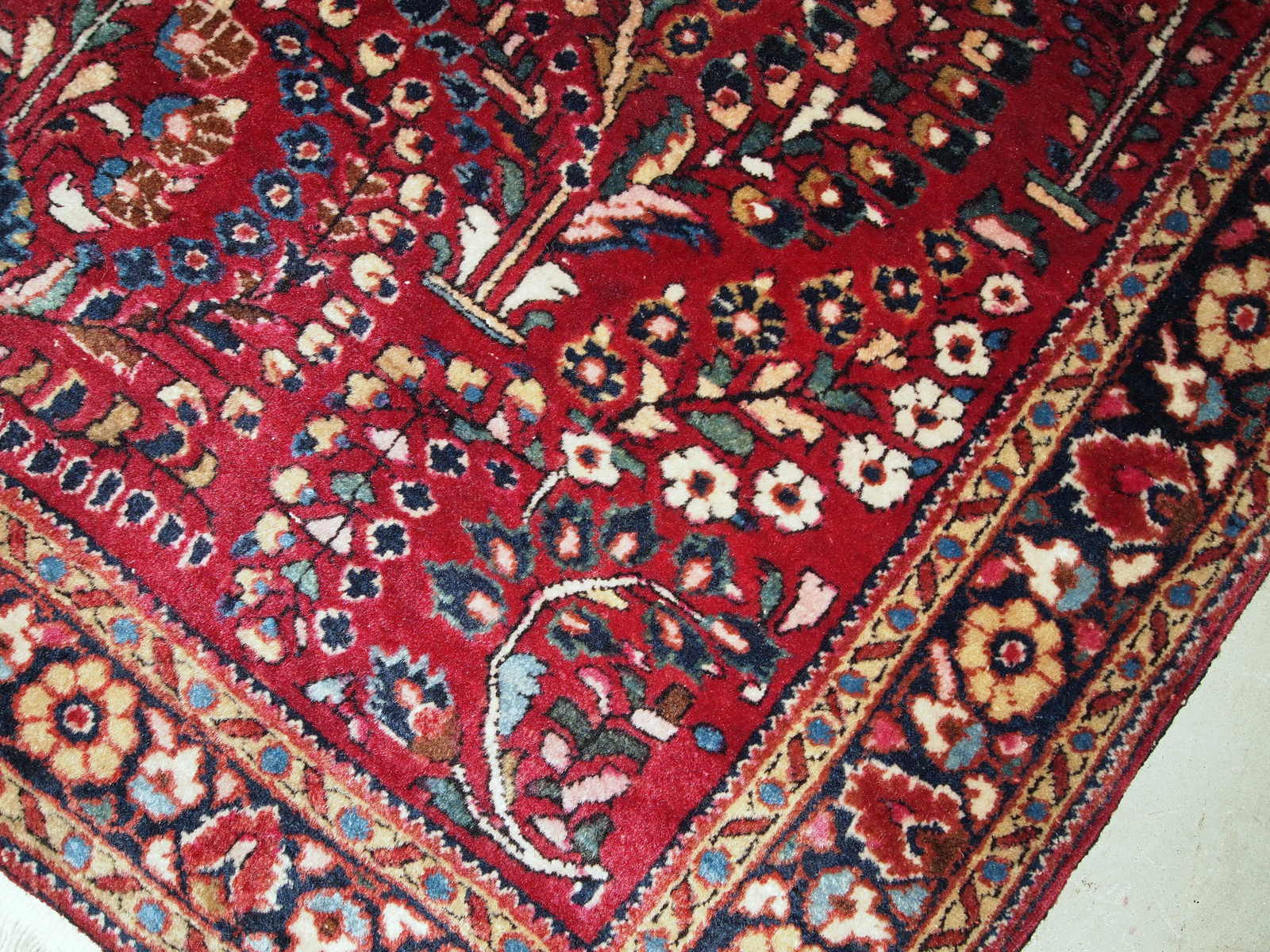 Handmade antique Persian Sarouk rug 97cm x 151cm 1920s