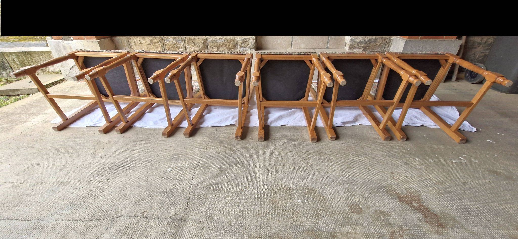 6 chaises de style en chêne massif et tissus