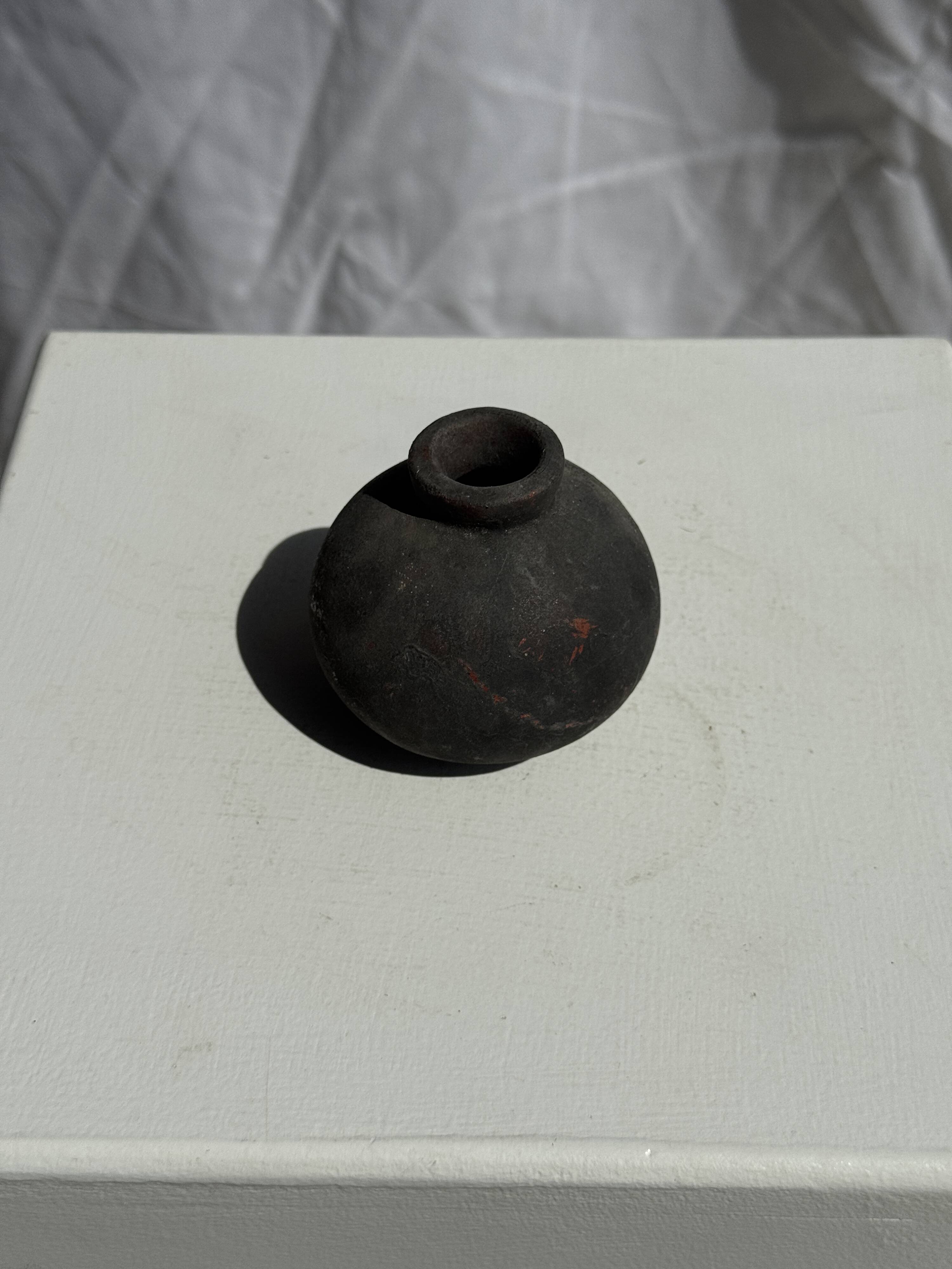 Minuscule black round pot in Indonesian terracotta H7 D7